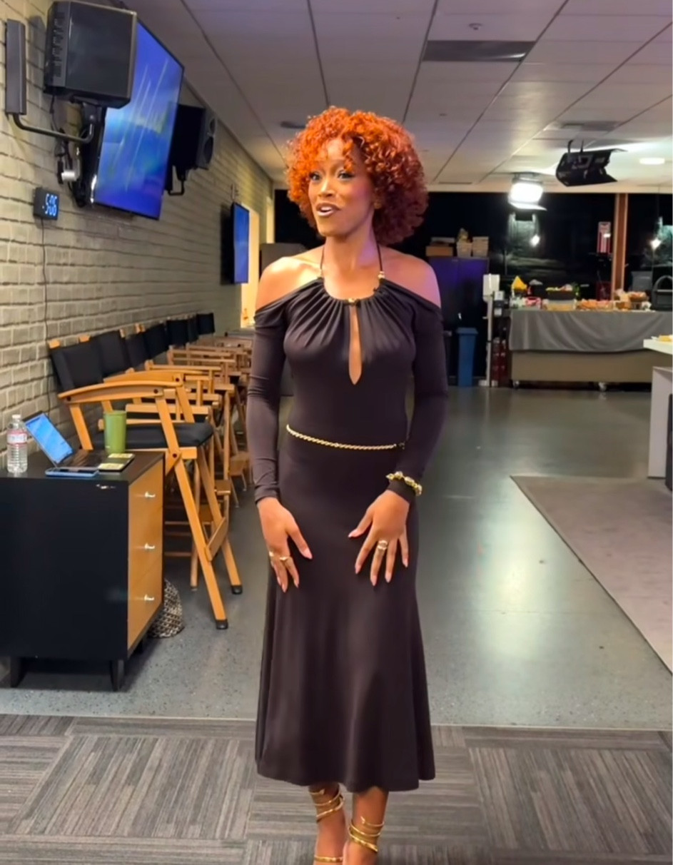 @keke stopped by @jenniferhudsonshow wearing a $2,400 @ferragamo dress, styled by @zoecostello . Hot! What say you?
Find a link to purchase in our bio.
🎥 @jenniferhudsonshow #keke #kekefbd #ferragamon #kekepalmerfbd #kekepalmer