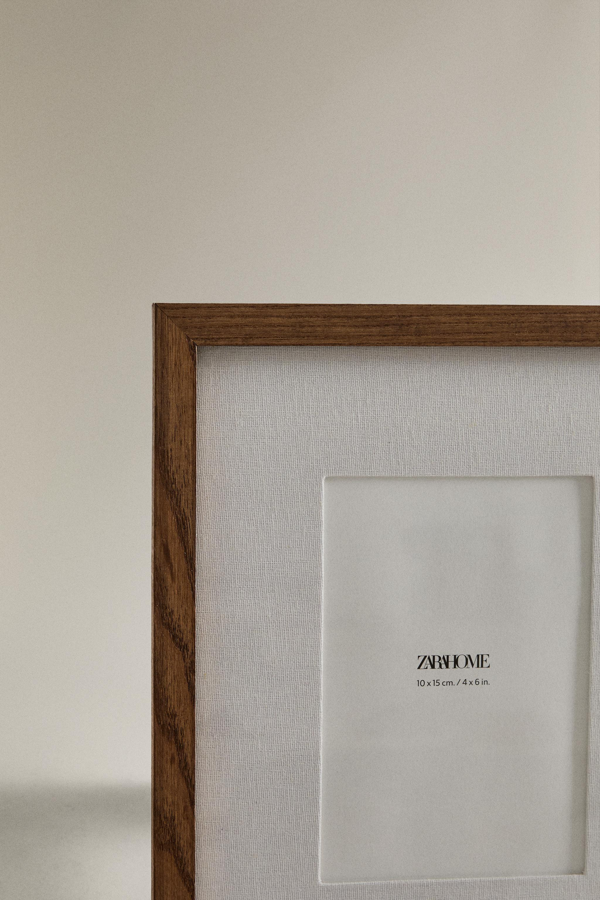 Wooden photo frame with a plain design and linen passe-partout. It can be placed vertically or ho... | Zara UK