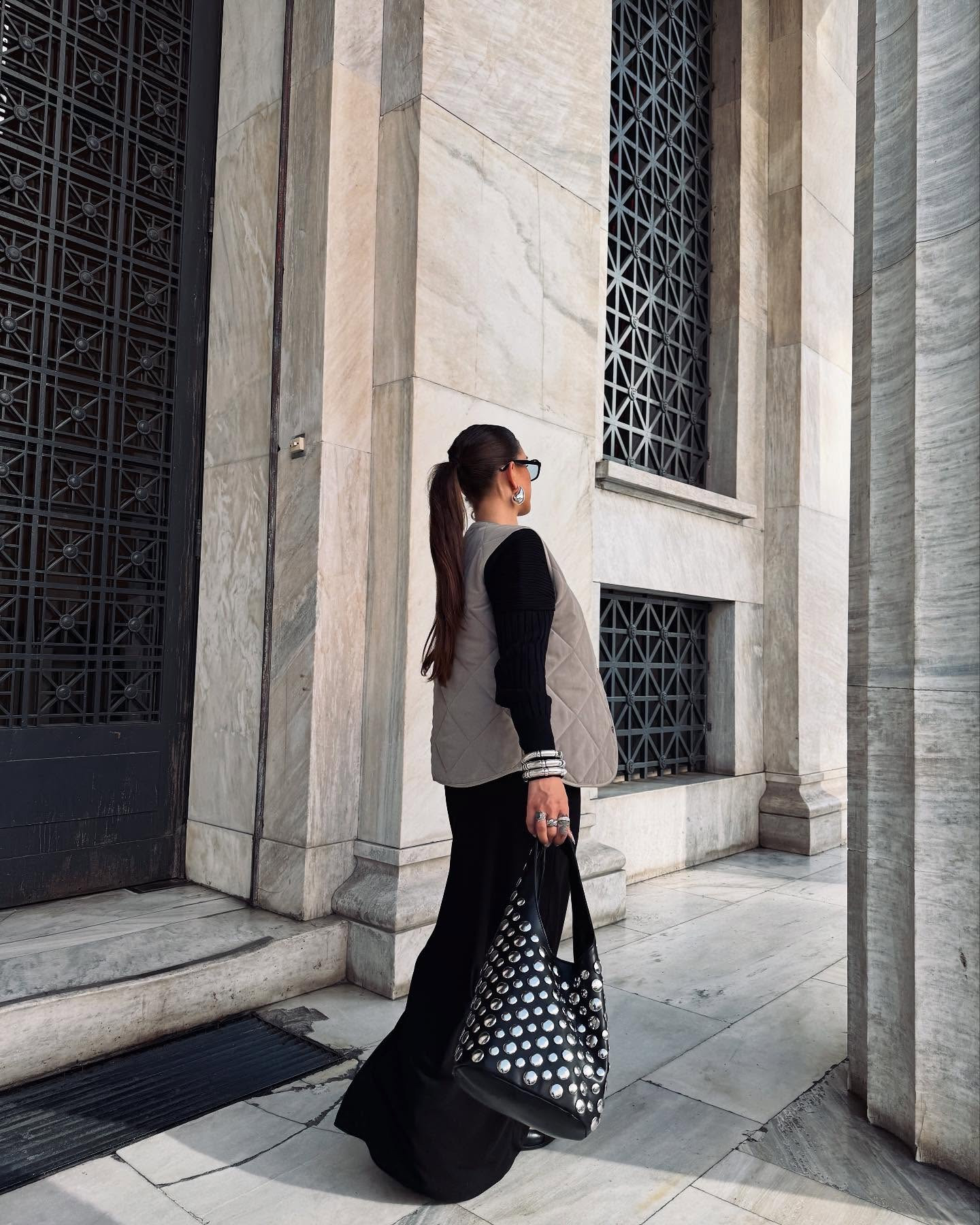Sometimes all you need is a killer bag & bold jewelry 🤳🖤

#outﬁtinspo #statementbag #springlooks #minimalstreetstyledaily