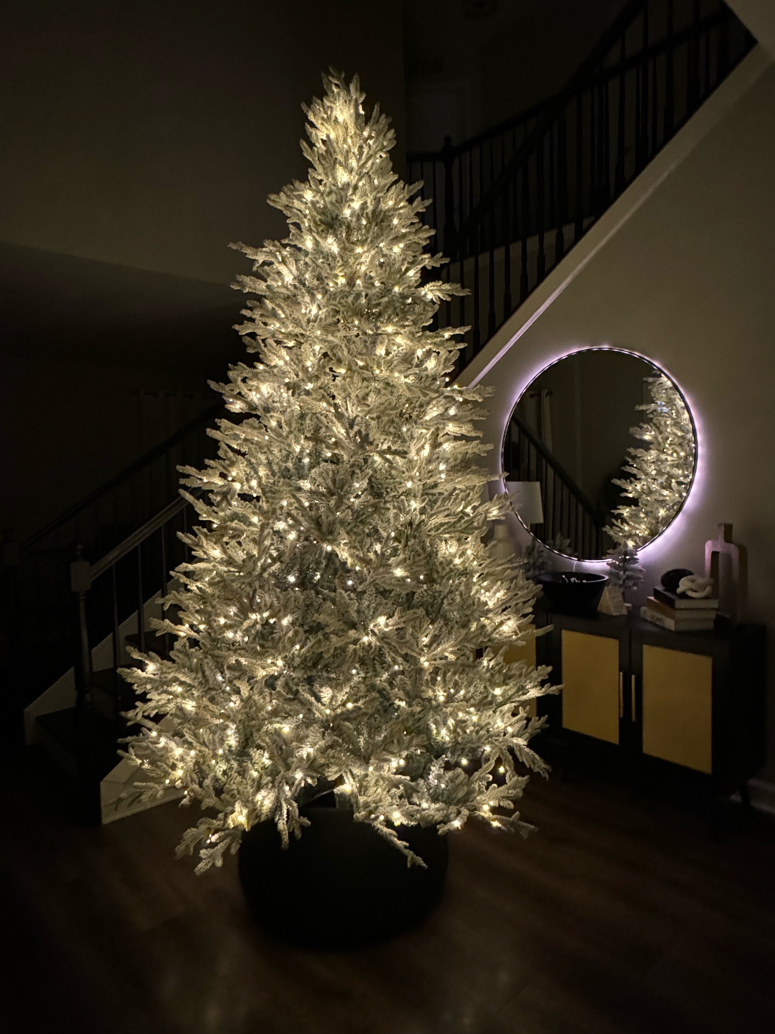 Gorgeous 9ft flocked Christmas tree 

#LTKhome #LTKHoliday #LTKSeasonal