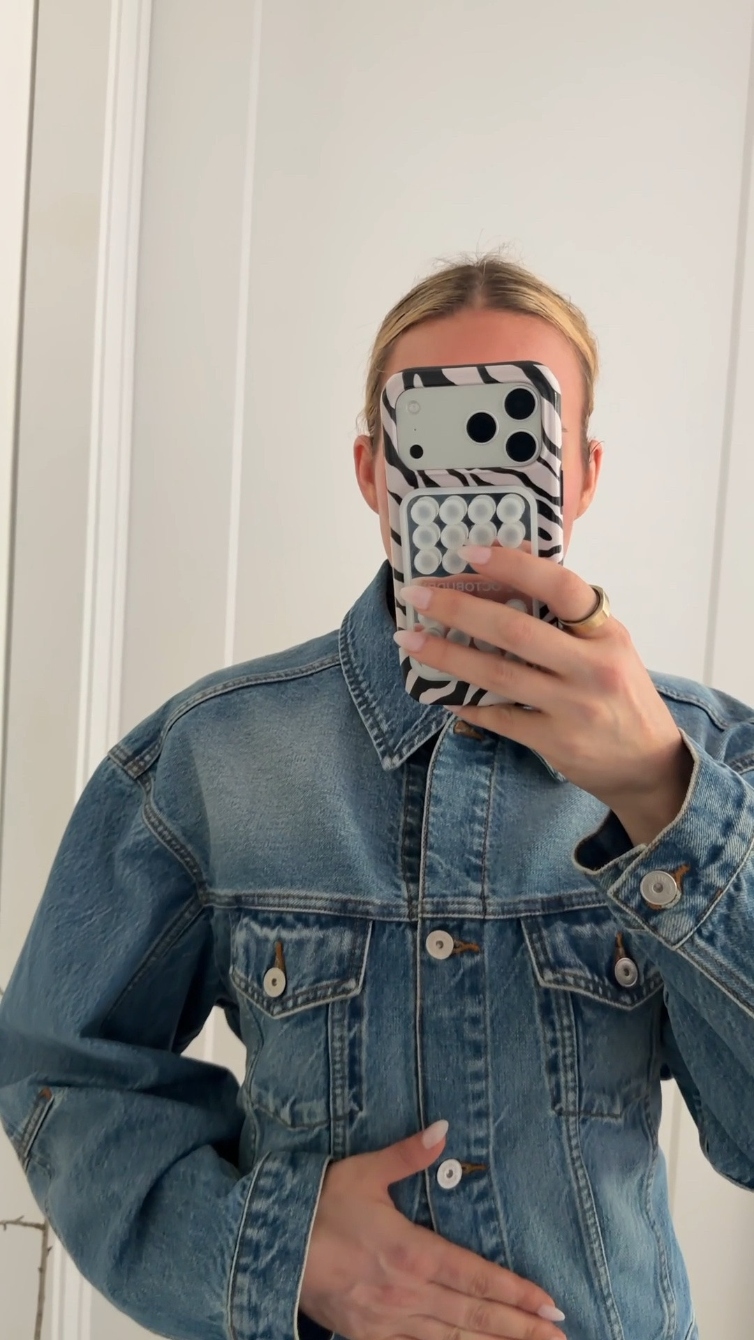 I’m wearing a size 38 in the denim jacket and an extra small in the leggings ￼

#LTKootd #LTKActive #LTKfitnessgoals