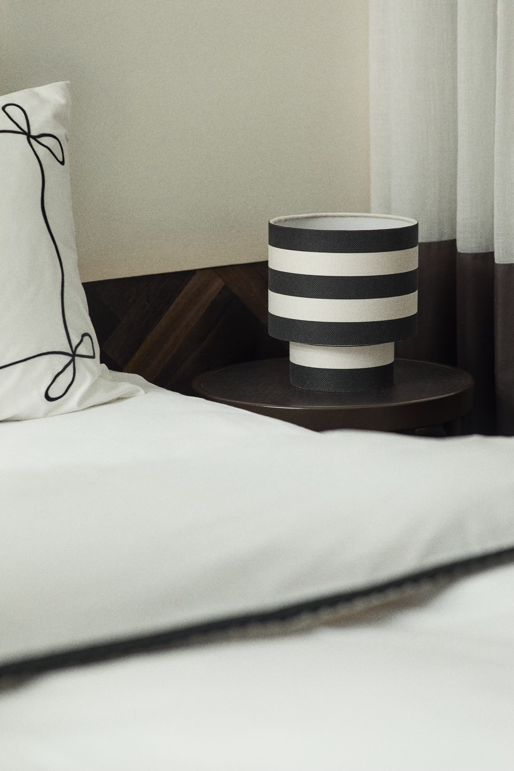 Patterned fabric-covered table lamp | H&M (UK, MY, IN, SG, PH, TW, HK)