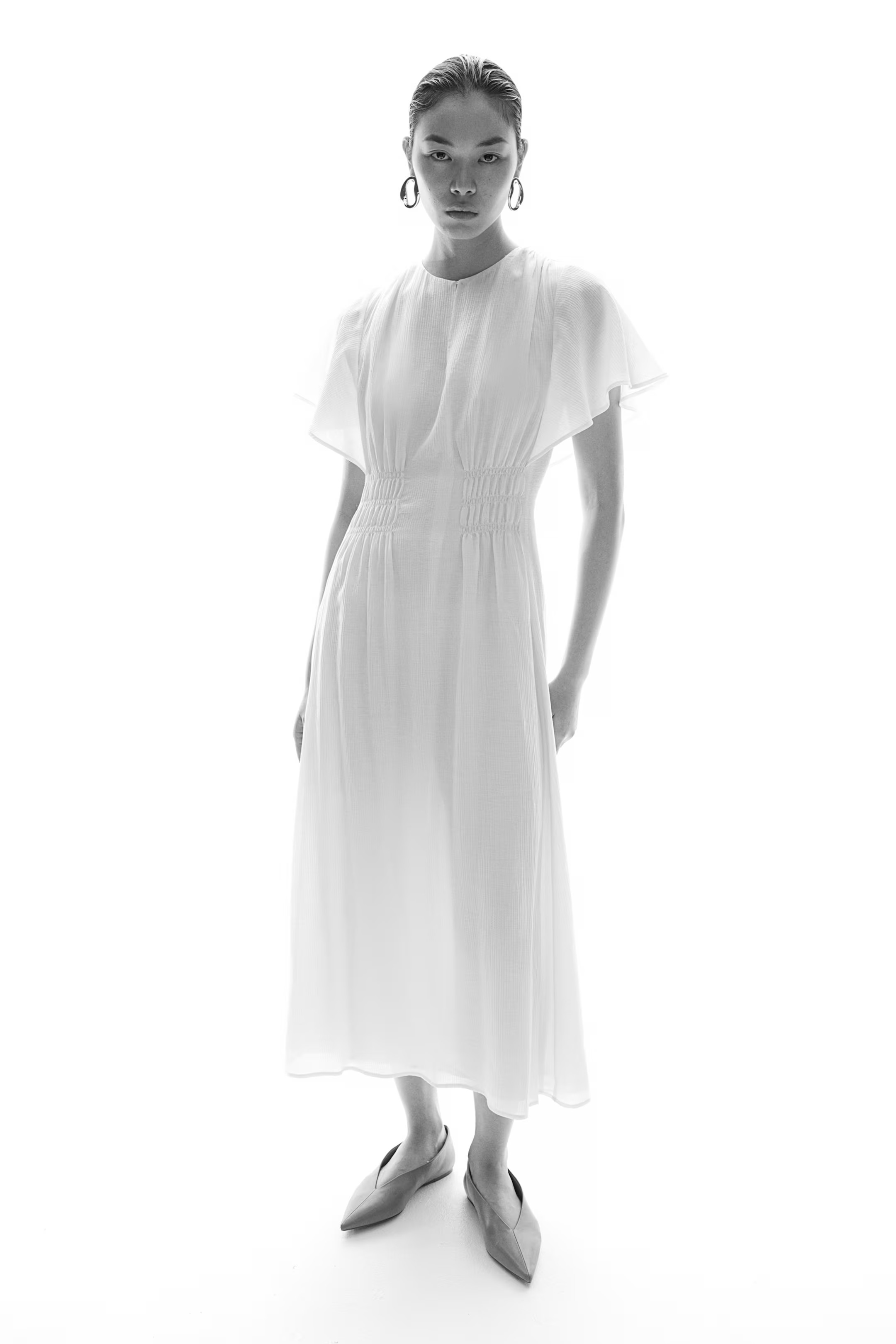 Long smock-waisted dress - Round neck - Short sleeve - Black - Ladies | H&M GB | H&M (UK, MY, IN, SG, PH, TW, HK)