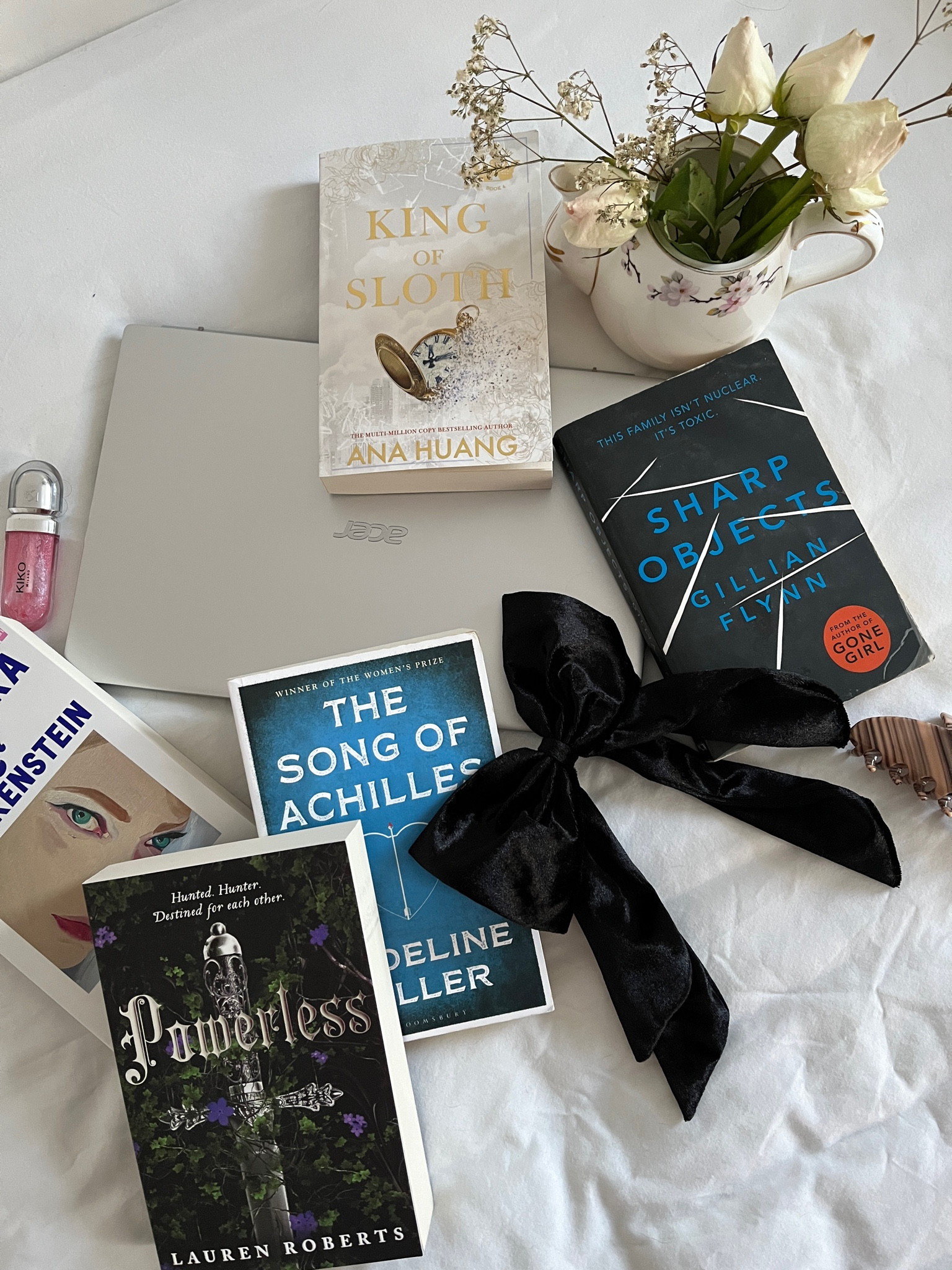 another day another book flatlay for instagram! i haven’t read all these books yet but dying to read powerless and king of sloth very soon!! 

books in the photo:
- king of sloth by ana huang 
- cleopatra and frankenstein by coco mellors
- powerless by lauren roberts 
- the song of achilles by madeleine miller
- sharp objects by gillian flynn 

#books #reading #physicaltbr #ltkbooks #ltkhome

#LTKhome #LTKeurope #LTKuk