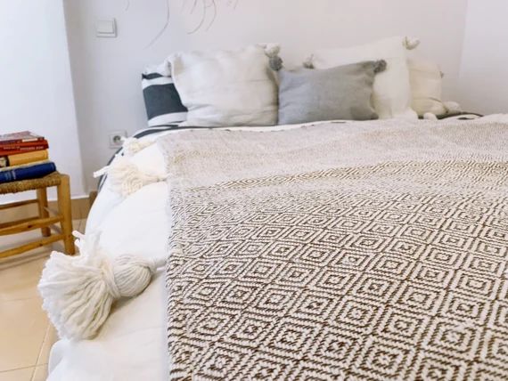 Tapis berbère marocaine de pompons coton tissé à la main diamants couvre-lits couvre-lit Plaid... | Etsy (FR)
