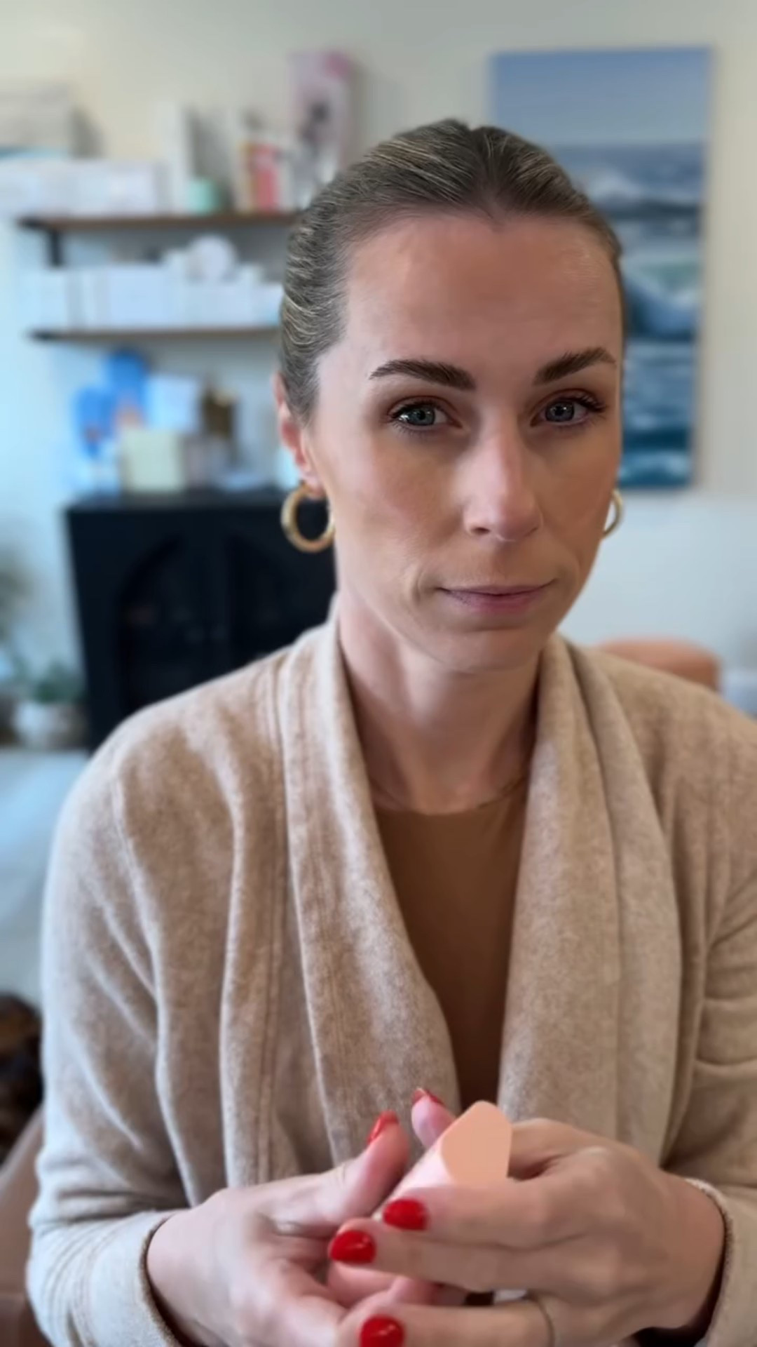 Get sleek, smooth hair with this vegan hair wax stick that instantly tames frizz and flyaways. Enriched with castor seed oil, this formula applies effortlessly to hair without tugging or damaging baby hairs, leaving a glossy finish. The tear-drop shape ensures mess-free application, and the compact design is perfect for styling on-the-go.