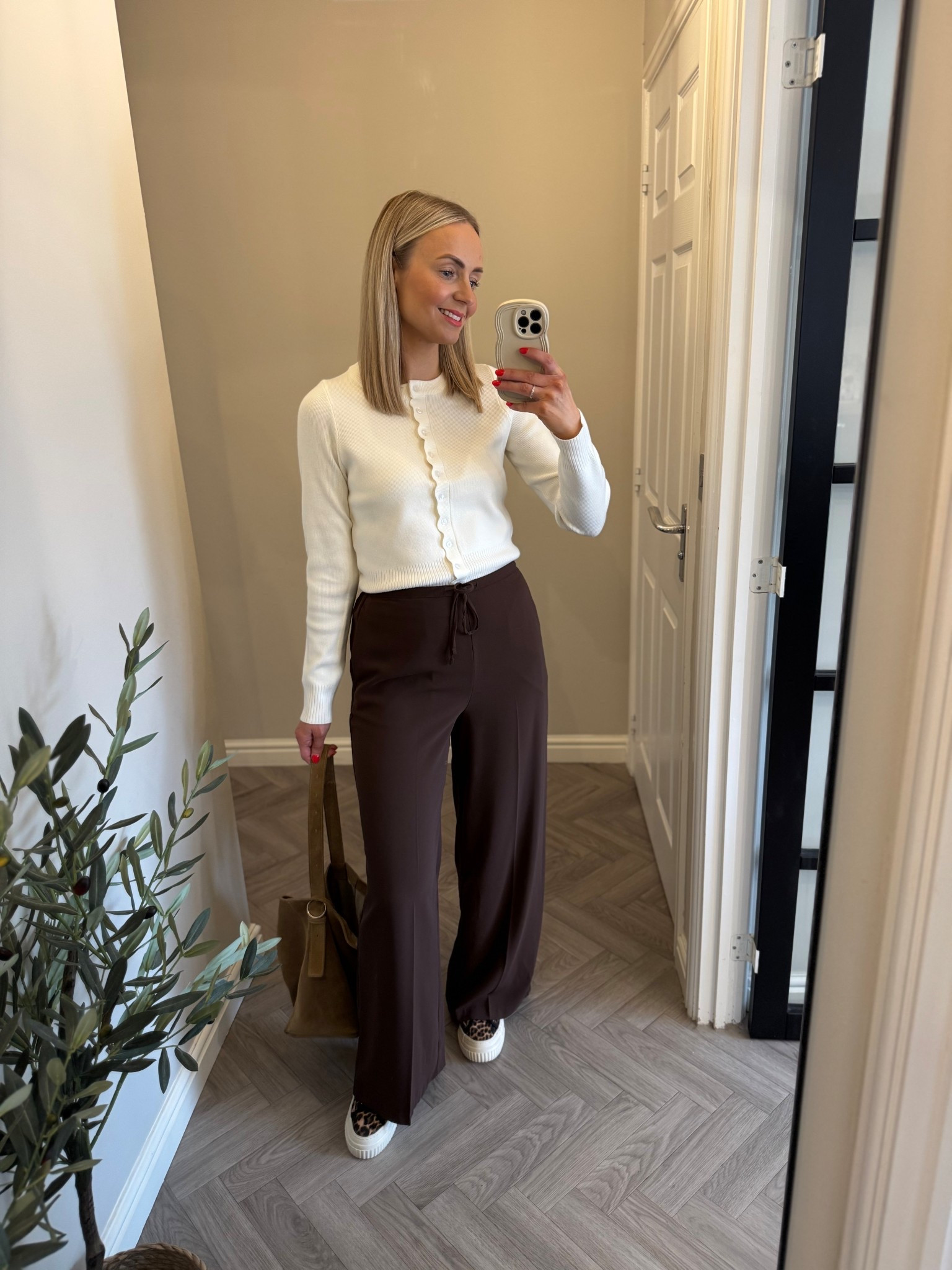 🍦This cardy is 👌🏻👌🏻👌🏻👌🏻👌🏻

Trousers size M 
Cardy size 10 

I am 5ft 4 x 