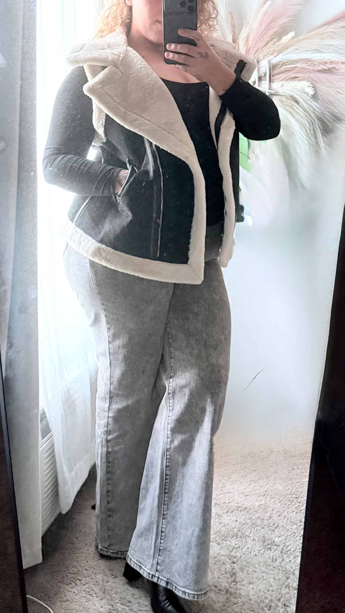 Starting the year leaning into outfits I’ll actually wear on repeat 🤍
Cozy layers, comfy denim, and boots I can walk in all day. #LTKstyle
#LTKfashion
#EverydayOutfits
#NeutralStyle
#CasualChic
#CozyOutfits
#WearableStyle
#MomStyle
#WinterOutfits
#StyledIRL

#LTKMidsize #LTKootd #LTKmomlife