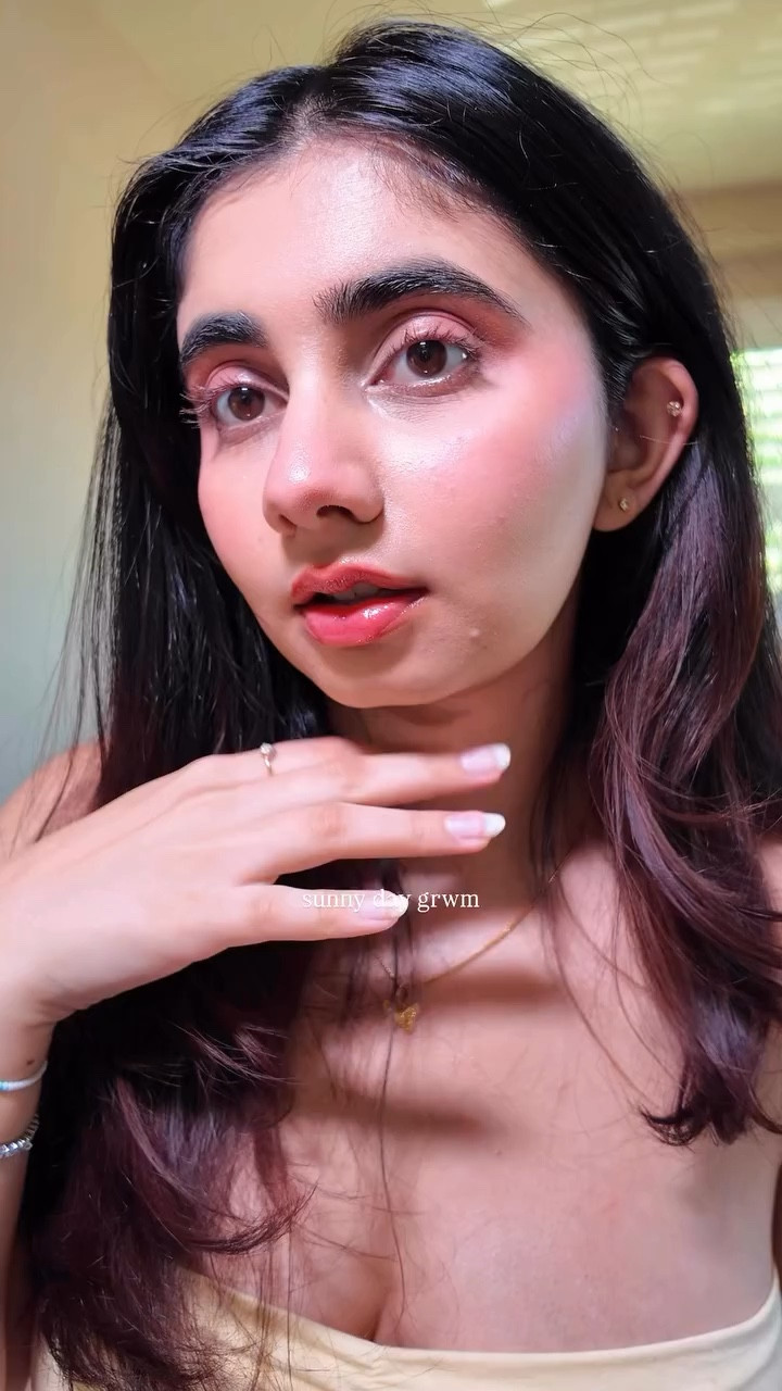 short and sweet makeup day☀️

@armanibeauty skin tint and luminous silk concealer
@rhode sun soak blush and mist
@beaubble brown mascara
@clarinsofficial @clarinsusa USA lip oil balm
@kulfi.beauty fan💜

#grwm #makeuptutorial #selfcare #beautytok #fyp