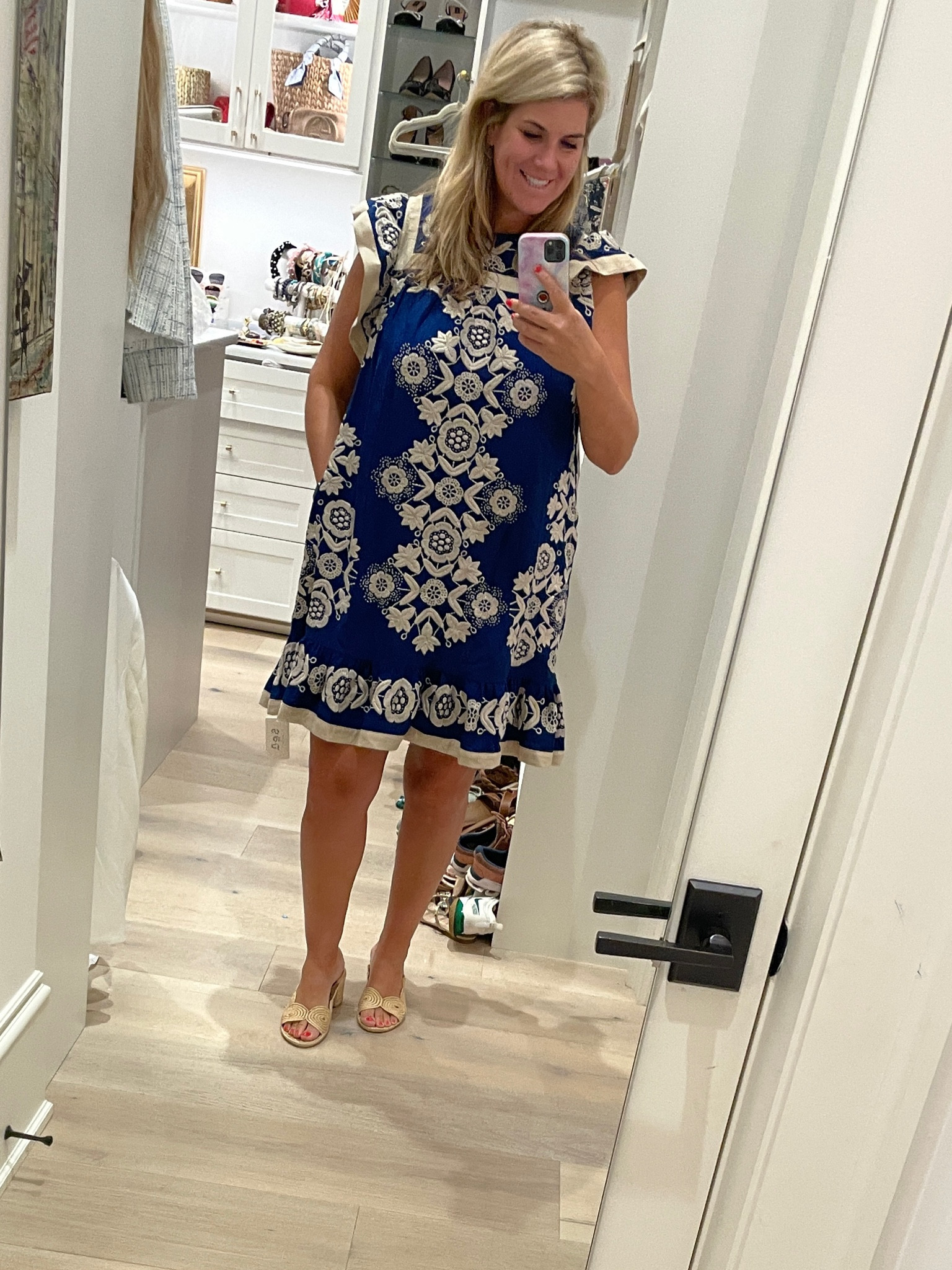 Great transitional dress into Fall . Wearing a size xlarge 