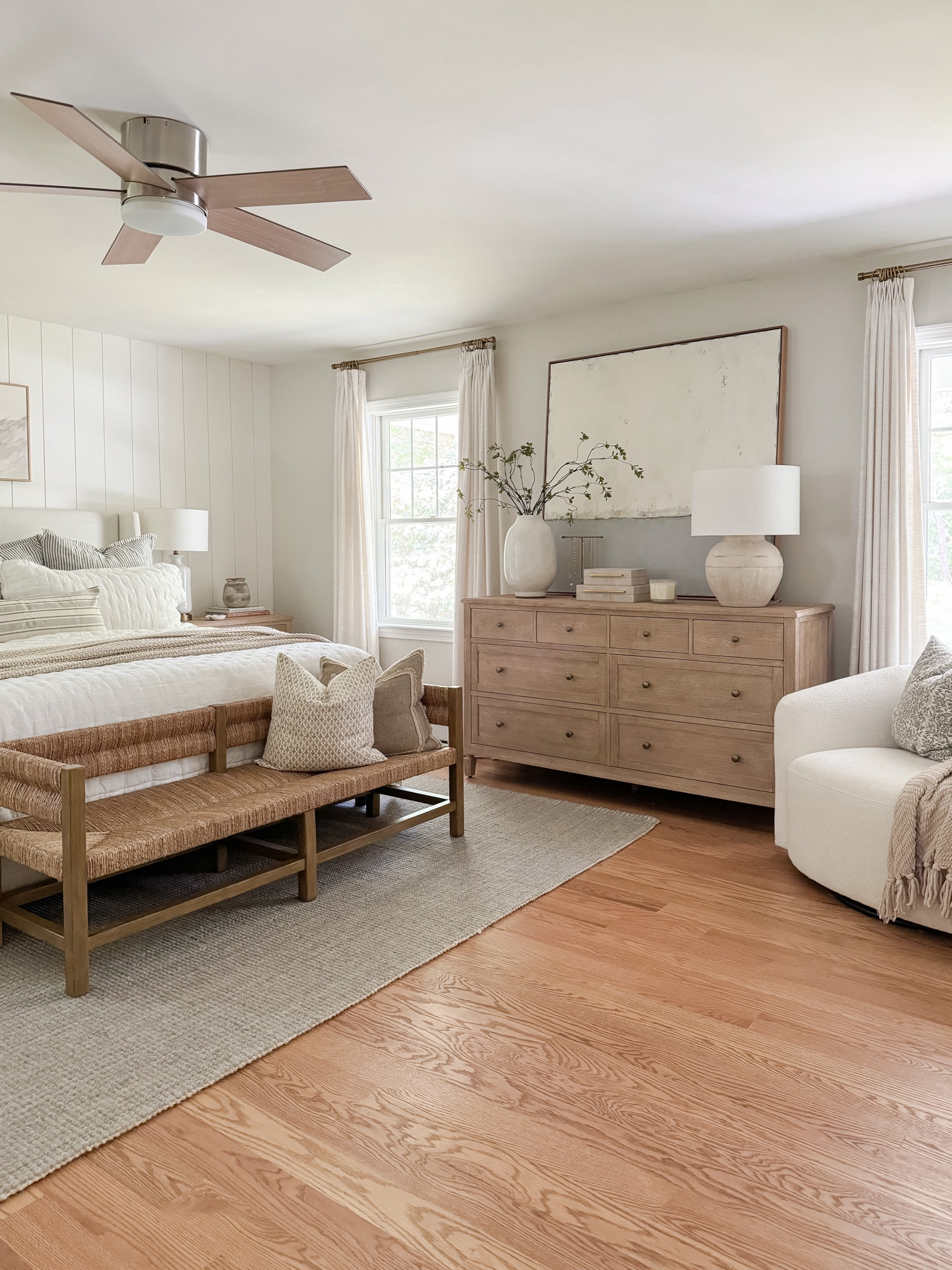 Modern coastal bedroom

Home Home design  Modern home  Home decor  Bedroom design  Bedroom inspo  Bedroom finds  Bed Decor  

Upholstered bed, vint

#LTKHome #LTKStyleTip #LTKFindsUnder50