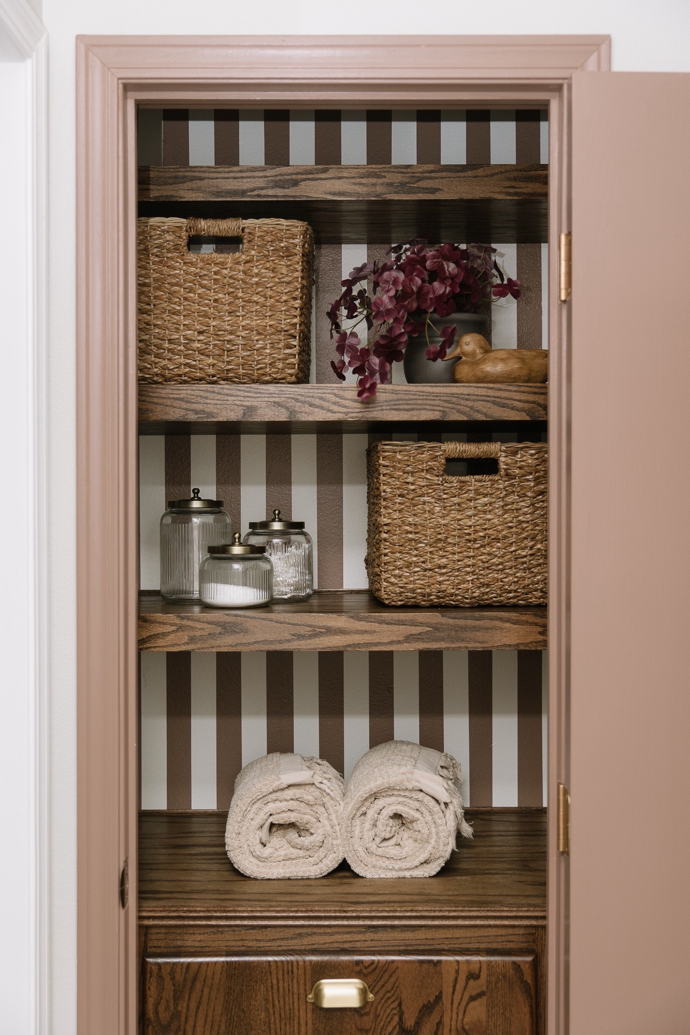 Sooo many sales happening in our little linen closet for Black Friday and cyber Monday! 
-Our McGee and co towels are 50% off
-woven baskets from Target are 30% off
-glass and brass bathroom canisters from Target are 50% off!! 


#LTKSaleAlert #LTKCyberWeek #LTKHome