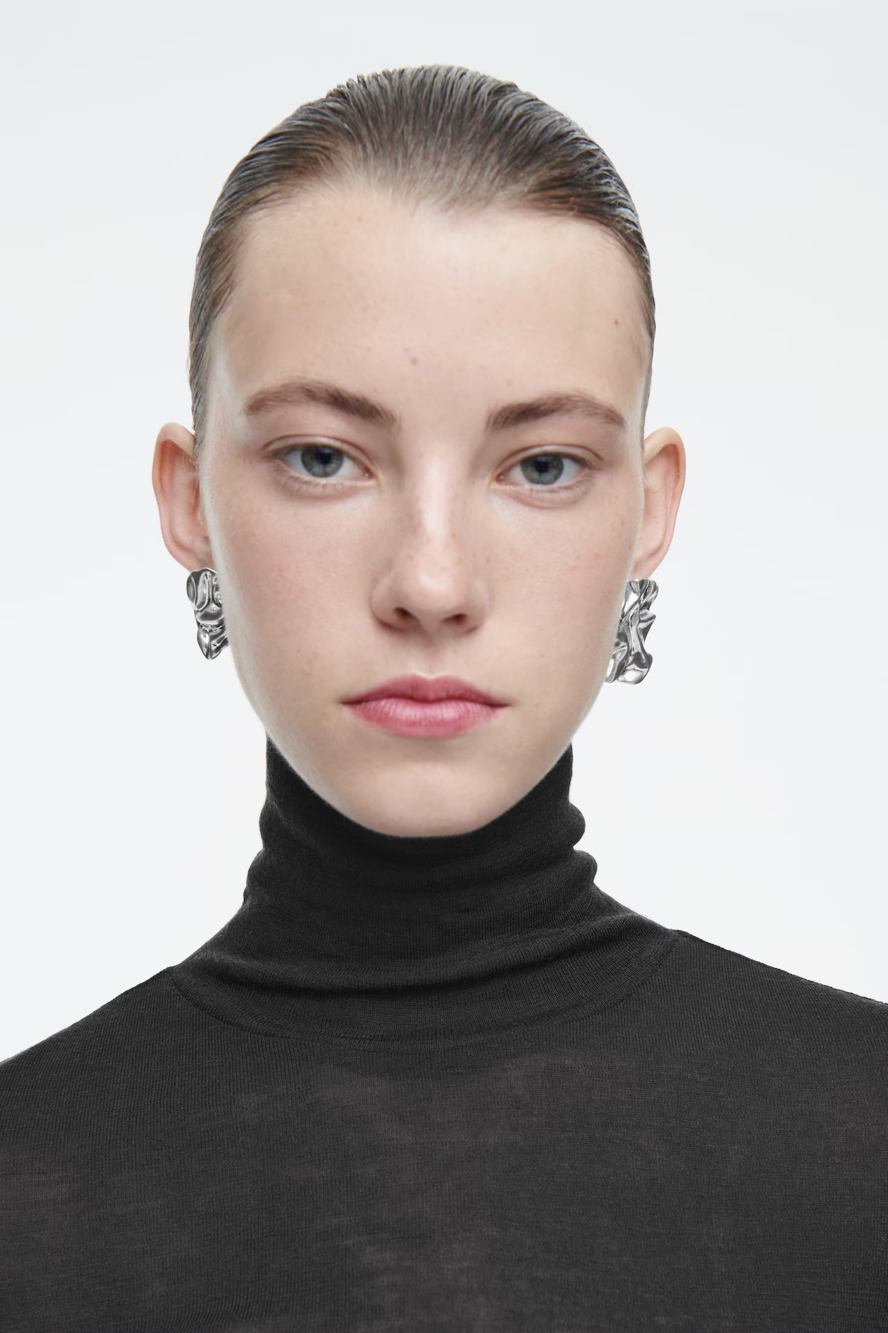 NIEDOPASOWANE KOLCZYKI Z EFEKTEM POGNIECENIA - SREBRZYSTY | COS (EU)