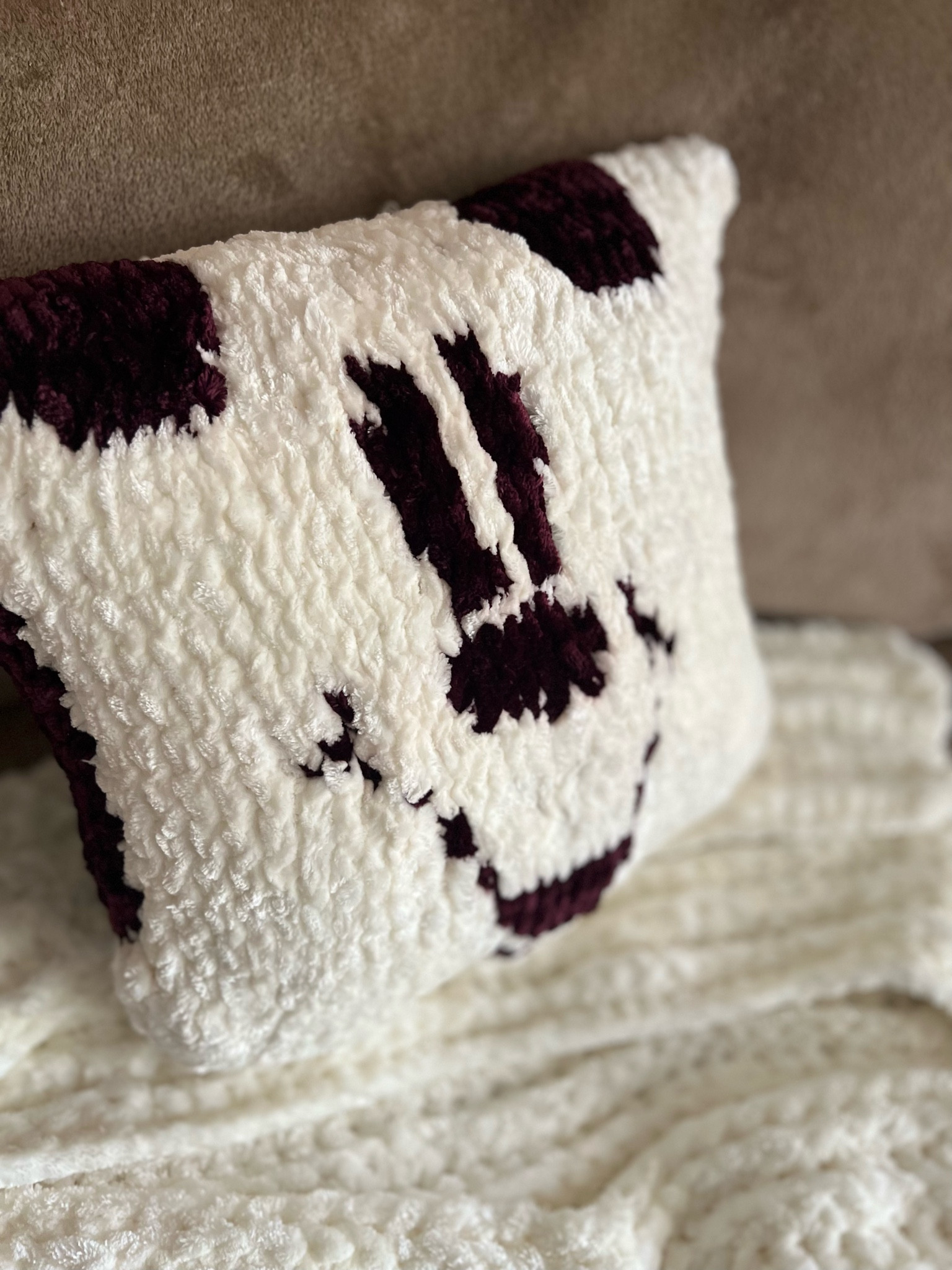 

Create Disney Halloween Magic with a DIY Knitted Disney Ghost Pillow. Grab your yarn now!  