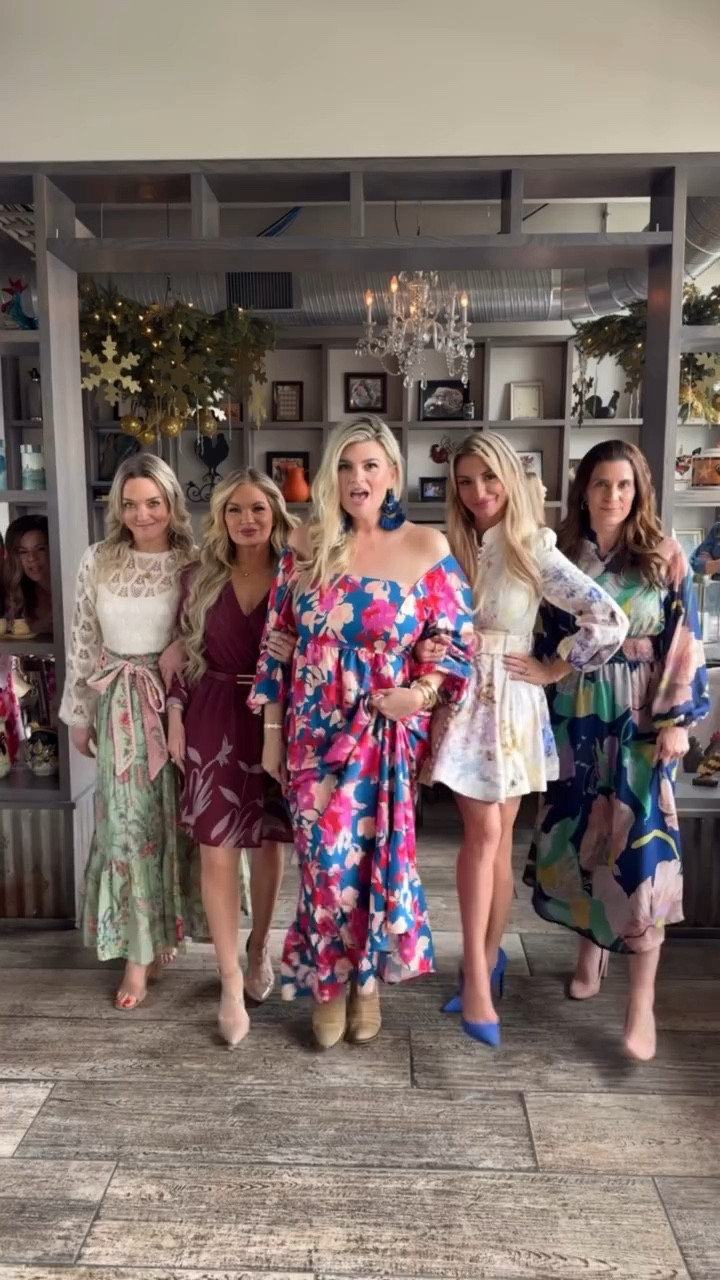 Brunch 🤝 Girlfriends

Find yourself a girl gang who has your back, celebrates you, cheers you on, is down for a theme, books the trip, and humors you when you tell them ‘ok, content time!’. 😂

Thank you @roostbuffalo guests who were probably wondering what the hell we were doing but smiled anyway lol😎