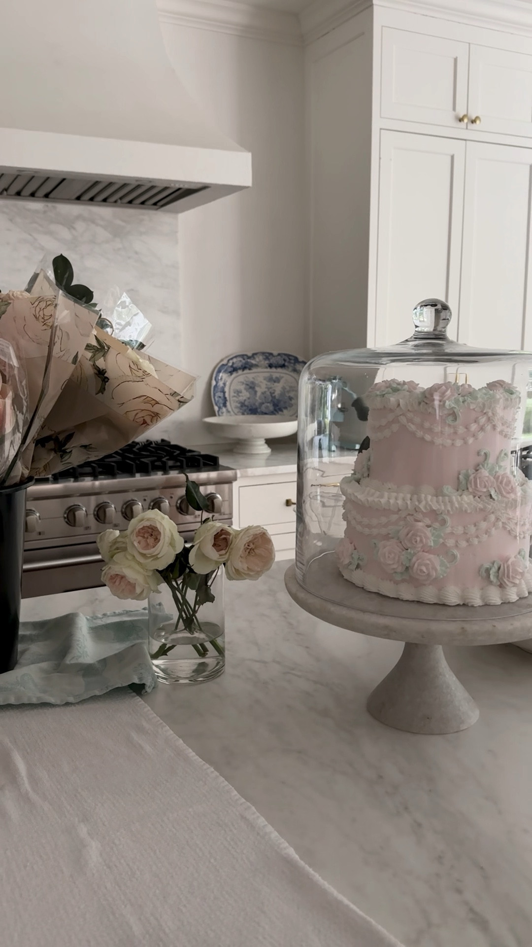 Get so many questions on this cake cloche! It’s such an important piece of my kitchen decor. Have had it for a decade since we got married. Also love the (fake) cake inside. 