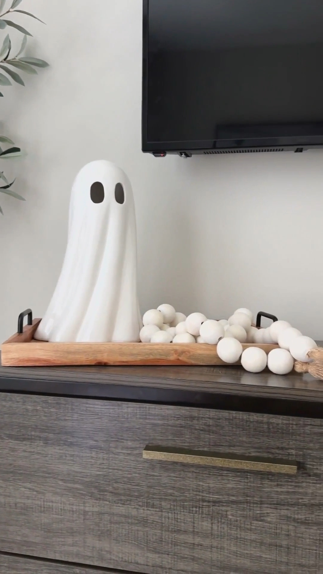 From pumpkin spice to spooky vibes 👻🍂 Just a few swaps and the guest room is officially Halloween ready! 
#HalloweenHomeDecor #FallToHalloween #CozySpookySeason #HalloweenVibes #HomeDecorInspo#LTKFallSale 

#LTKSeasonal #LTKHalloween