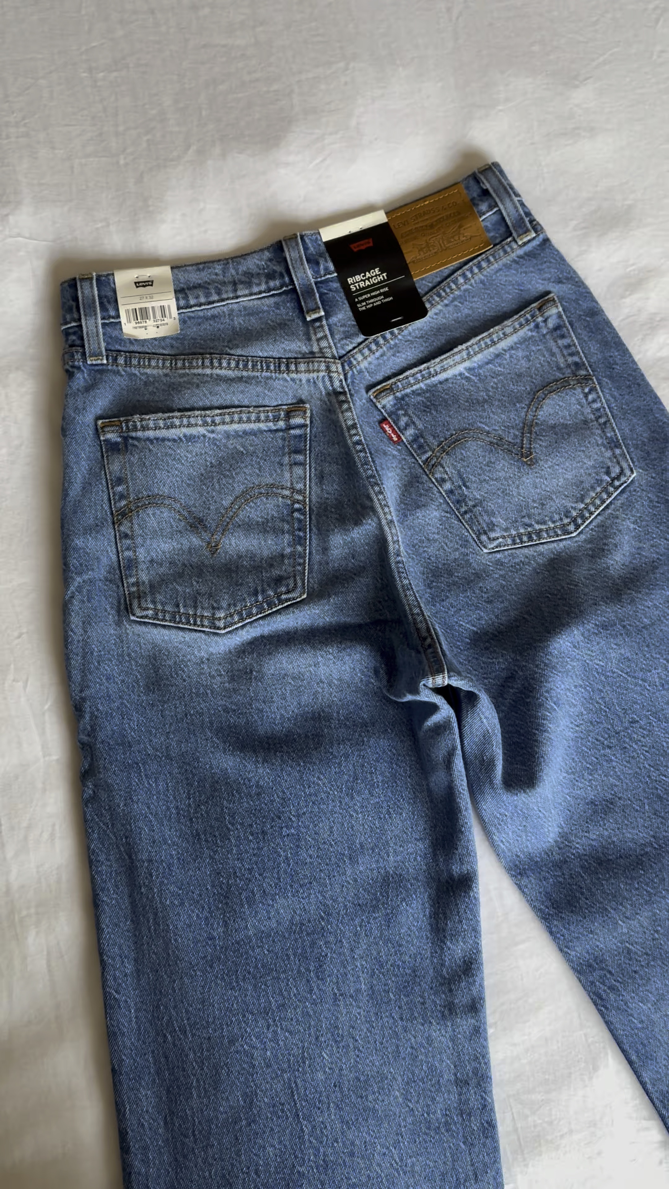 the perfect levi’s high waisted straight leg jeans with a button fly 

#LTKFindsUnder100 #LTKStyleTip