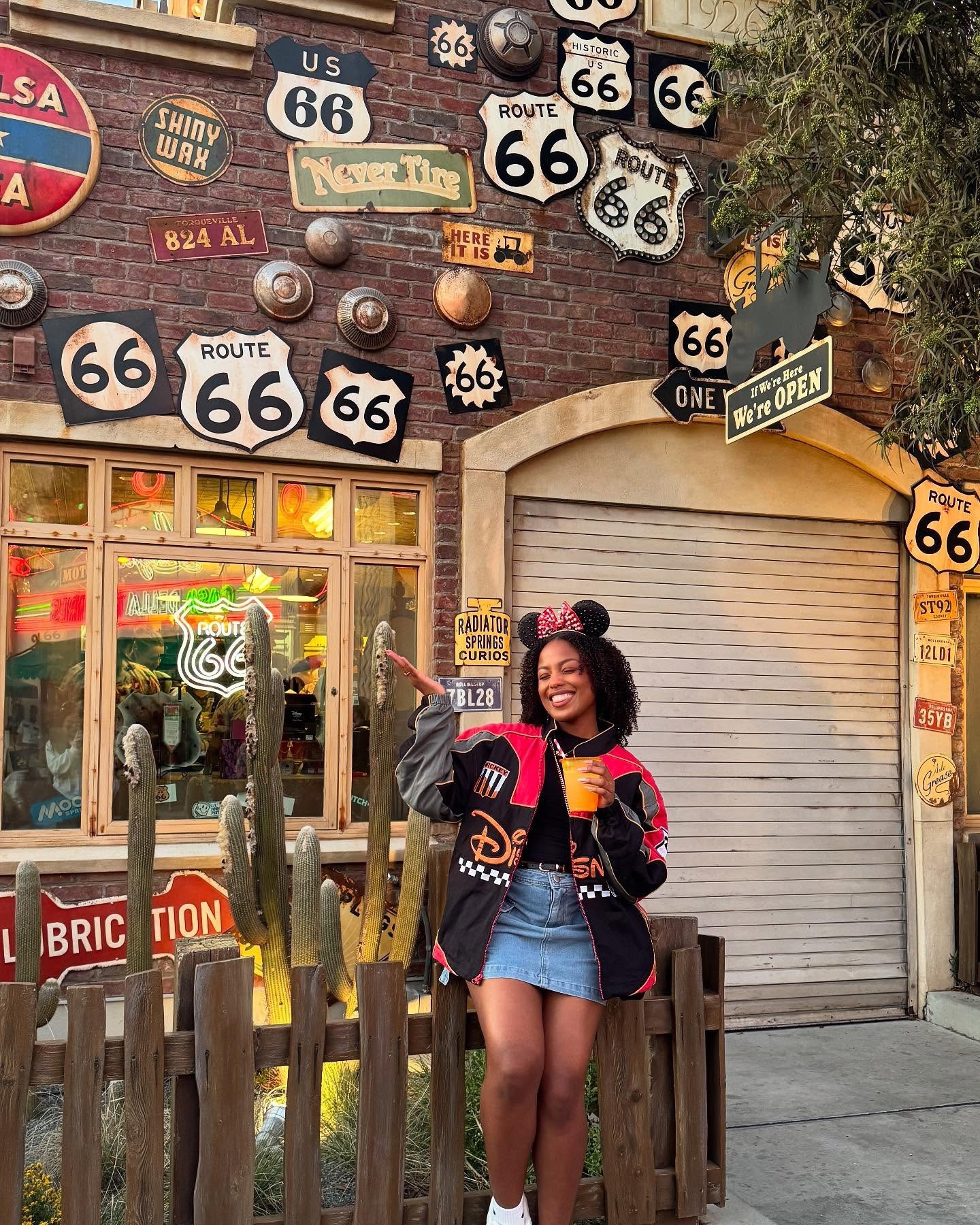 Kachow ⚡️🏁📍
✨
✨
✨
#disneyland #disneycaliforniaadventure #carsland #disneyadult #blackgirldisney #disneystyle #disneyoutfit #disneyootd #disneystreetstyle