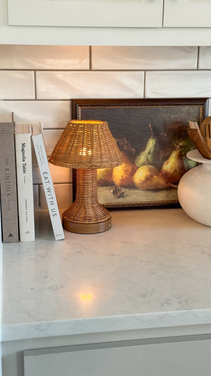 These are some of the items I’m loving from the new Target decor. Adding those little details to add warmth and make my space feels cozy after the holidays yet refreshed, clean and organized. 🤎
.
.
.
.
.
.
.
.
#homedecor #homedesign #homestyling #target #homerefresh