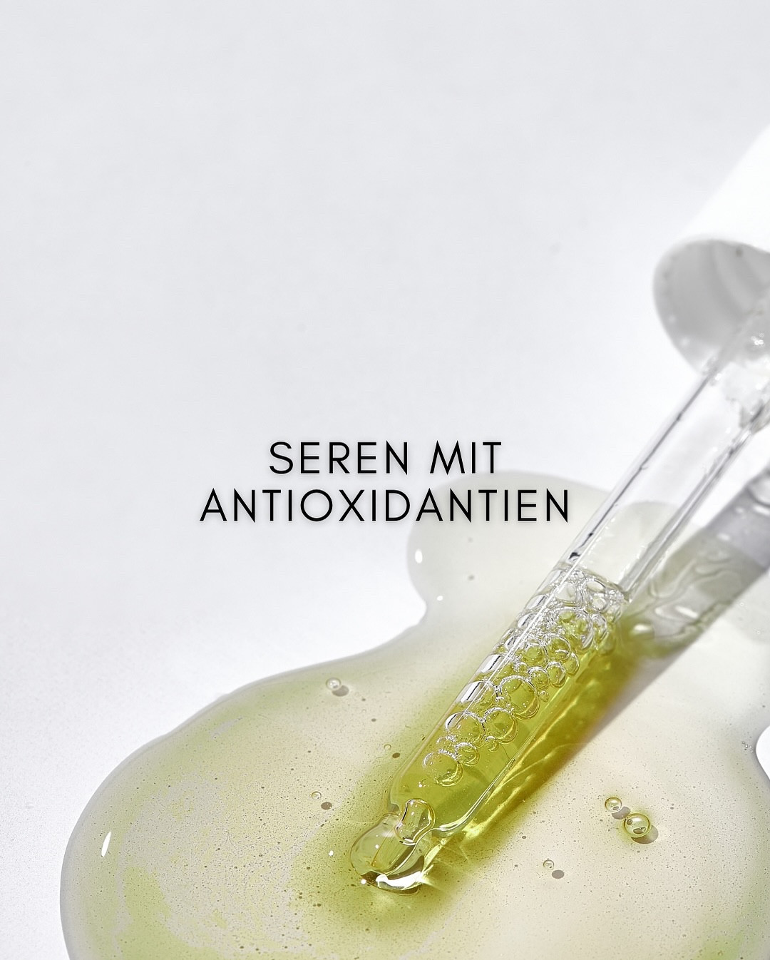 ANTIOXIDANTIEN 🫐🍋🍅
Immer wieder kam die Frage: „Welche Seren mit Antioxidantien kannst du empfehlen?“ Also gibt’s hier einen Überblick – inklusive Hintergrundwissen und ein paar Produktbeispielen.

Aber wichtig: Die gezeigten Produkte sind Beispiele – keine One-fits-all-Lösung.
Ob ein Serum wirklich zu dir passt, hängt von deinem Hautzustand, deinem Pflegeziel, der Textur-Vorliebe und natürlich den Inhaltsstoffen ab.

Schau also immer individuell, was deine Haut gerade braucht – und nicht nur, was gerade im Hype ist.

Welches Antioxidans nutzt du aktuell am liebsten oder brauchst du Support bei der Auswahl eines passenden Serums mit Antioxidantien? Drop me a line👇🏽
…
[Werbung, da Markennennung]