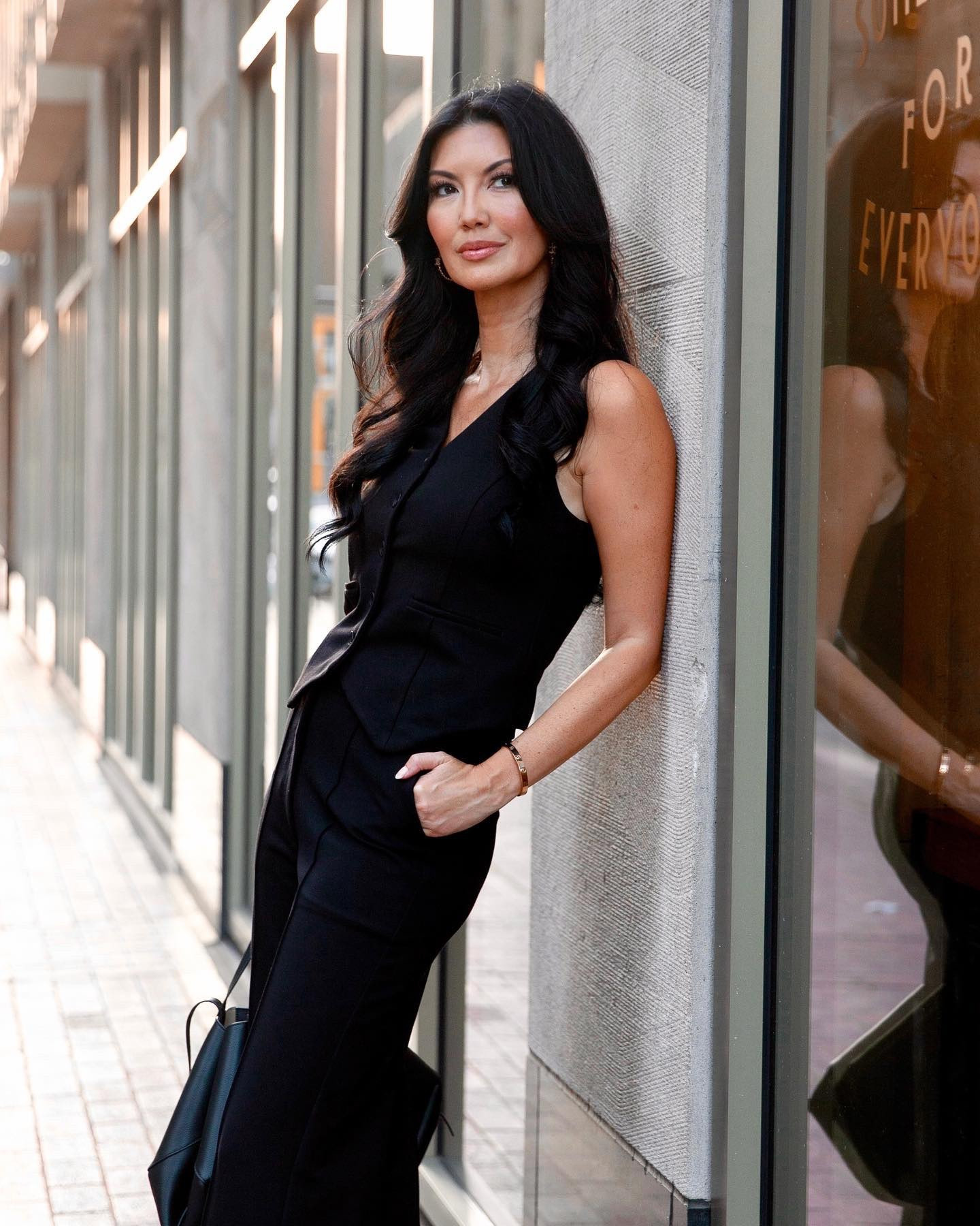 Black tailoring always delivers. Clean lines, strong structure, and a fit that moves easily from meetings to evening plans.

Wearing this set from Sophie Grace. Details linked here. Code AD20 for saving $$