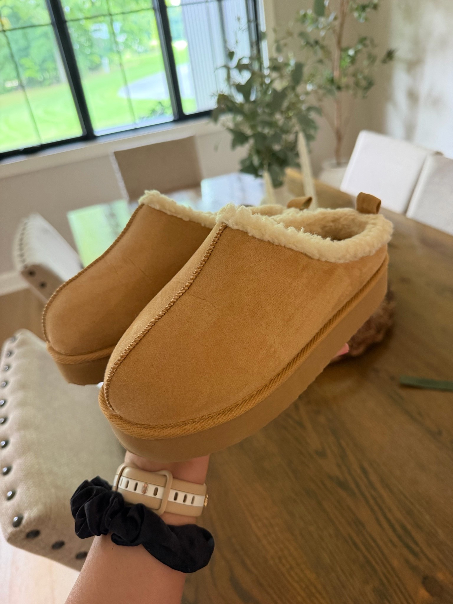 Ellie’s back to school slipper uggs // girls clogs