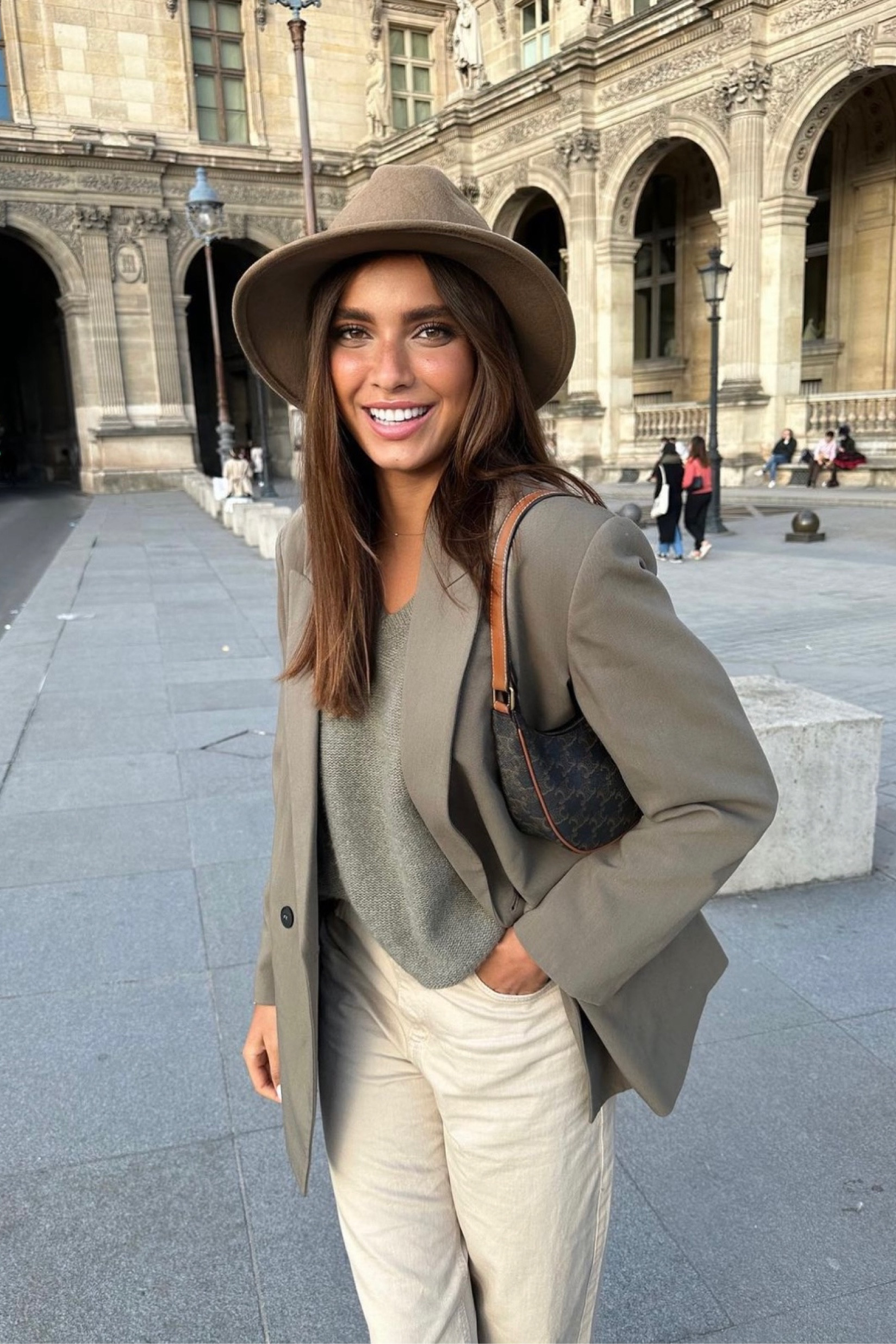 look de printemps chapeau pour femme marron taupe jean cargo crémé pull-over gris clair blazer oversize taupe sac à main Celine jean Bash veste Nakd fashion street style couleurs neutres style parisien 

#LTKeurope #LTKstyletip #LTKSeasonal
