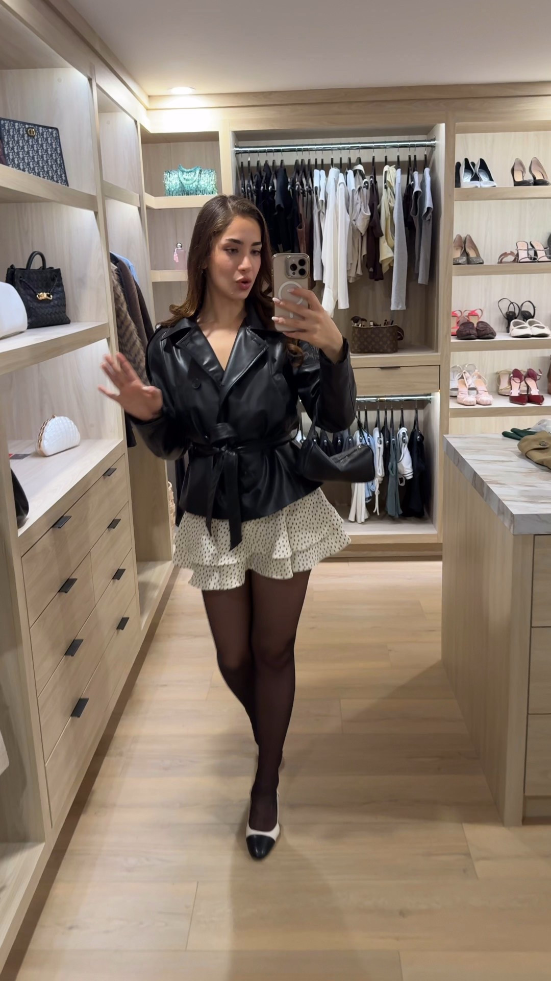 SUCH a cute fit, litteraly obsessed. The jacket and skirt are from zara;
Leather jacket : 4749/743/800
Poka dots skirt : 4764/500/070