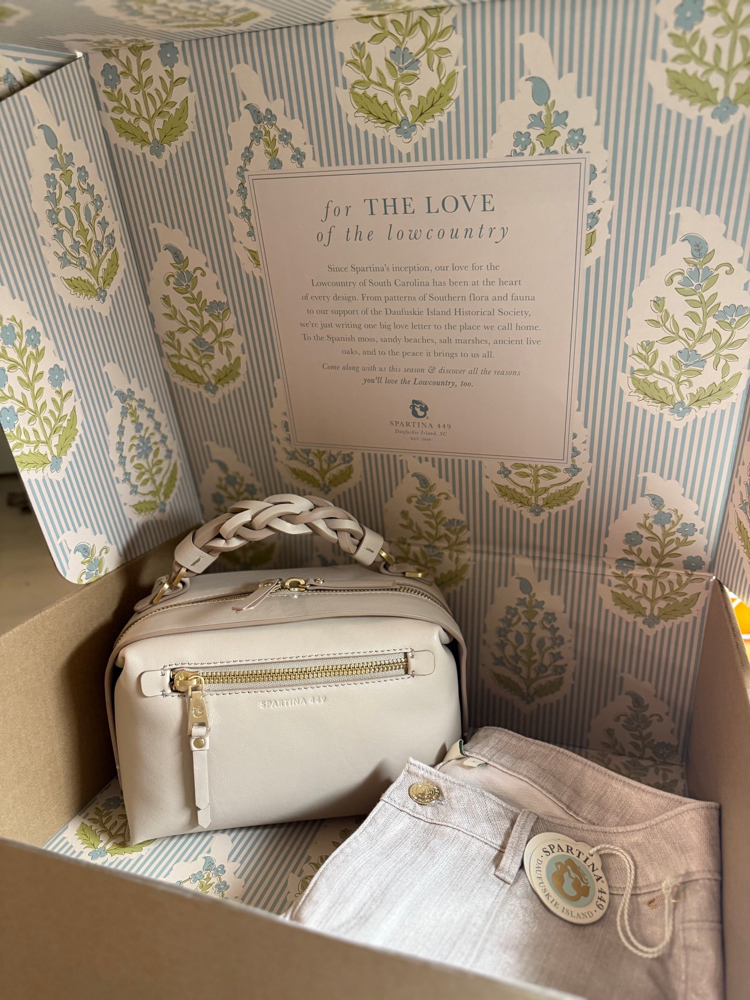 Great gift for the neutral girlie 🤍

Love this new bag and metallic denim from Spartina 449! 

Tan purse, tan tote, gifts for her, spartina 449, low country look, denim 

#LTKGiftGuide #LTKFindsUnder100 #LTKHoliday