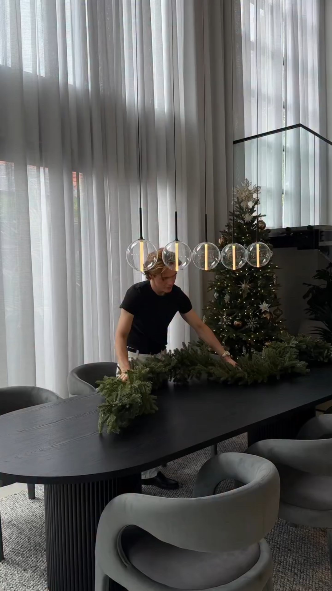 A chic Christmas table always starts with the room around it.
The dining space of @metriconhomes ’ Franklin display home in Bentleigh called for something calm, layered and understated.
A Norway Spruce garland, simple taper candles, sculptural tableware and a soft green and gold palette kept everything modern and welcoming.

A touch of burgundy ties it back to the tree without overwhelming the space.A warm and modern Christmas tablescape designed to feel perfectly at home here.

#Metricon #MetriconFranklin #ChristmasTable