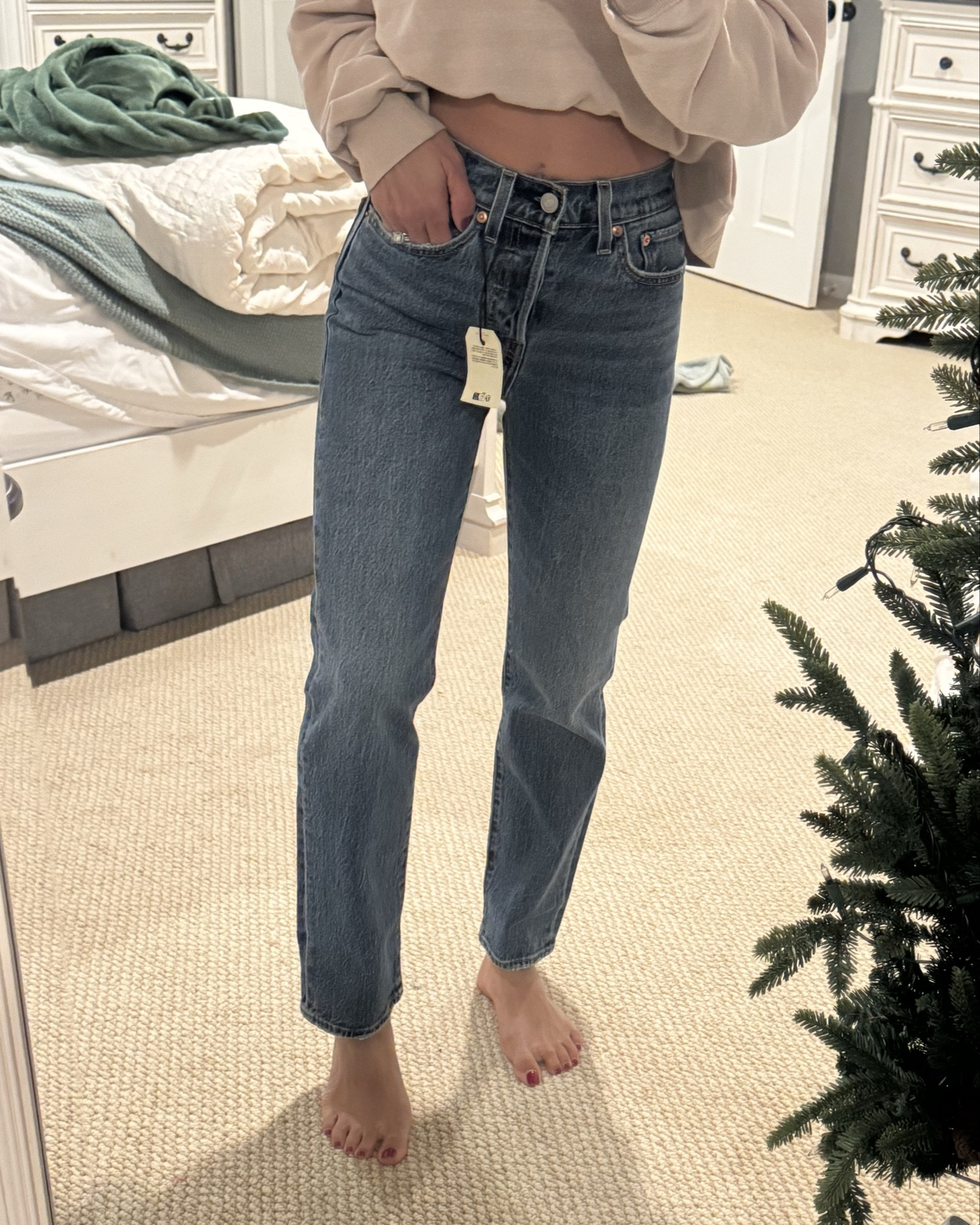 Levi’s wedgie straight ankle jeans 

10/10 👏

Wearing a size 24 x 28 (5’4) - TTS, size up if you don’t like them too tight. 



Some select colors are On sale right now 

#LTKHoliday #LTKGiftGuide #LTKSaleAlert