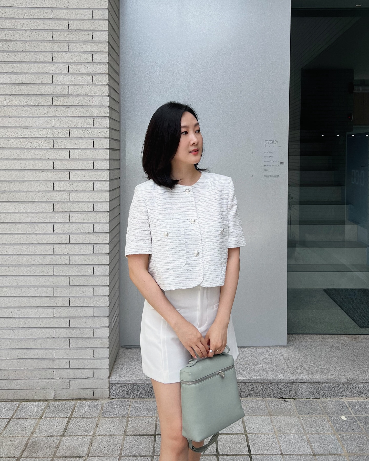 이번엔 화사한 여름 #OOTD #white
여름에도 트위드자켓 입고 싶을 때가 많은데 
시원하고 예쁜 여름자켓 발견해 소개해요! @vnystudio_official 

한여름에도 시원하게 가볍게 착용할 수 있어요✨
탑처럼 입어도 원피스 위에 자켓으로 툭 걸쳐도 예쁘더라고요.
이번 여름 내내 열심히 입게 될듯
.
.
.
.
.
#브이엔와이스튜디오 #vnystudio #여름코디 #여름오오티디 #트위드 #트위드자켓 #하객룩 #데이트룩 #자켓 #자켓코디 #반팔자켓 #여름자켓 #패션스타일 #패션인플루언서 #스타일링 #양재천 #카페스타그램 #kfashion #메종소피아그레이스 #구두 #슈즈스타그램 #로로피아나 #로로피아나백팩 #loropiana #zara #Seoul #Korea

#LTKstyletip #LTKasia #LTKkorea