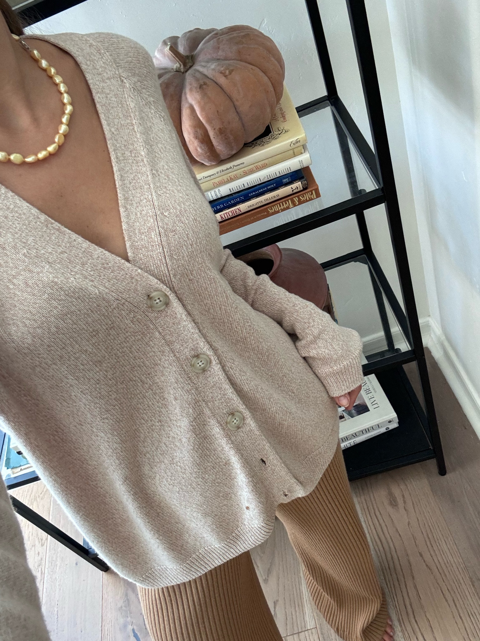 First day of Fall / comfy yet stylist outfit on repeat this season 
Cardigan + ribbed knit pants 
