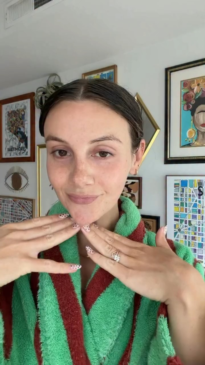 Timestamp at the end of the video I recorded was 6:27 so it’s just a liiiiitle over 5 minutes but still so quick! ☀️
Sometimes I add eyeliner and sometimes I don’t 〰️

@supergoop @firstaidbeauty @tartecosmetics @diorbeauty @makeupbymario @jonesroadbeauty @merit @elfcosmetics