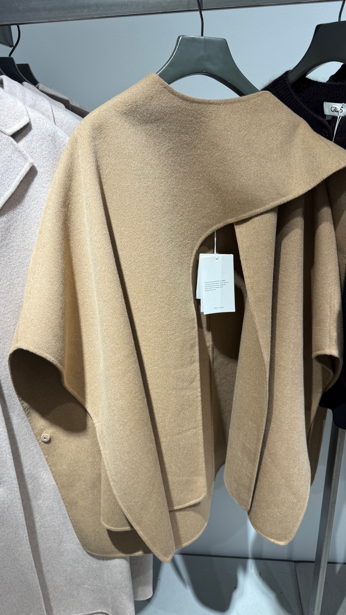 Cape aus dem Video „Review Wollmäntel COS (24.09.25). Sehr schön umgesetztes Design, gute Verarbeitung, hochwertige und schön atmungsaktive Materialzusammensetzung, die gut zum Schalkragen bzw. dem Design generell passt.

#LTKautumn #LTKeurope #LTKdeutschland