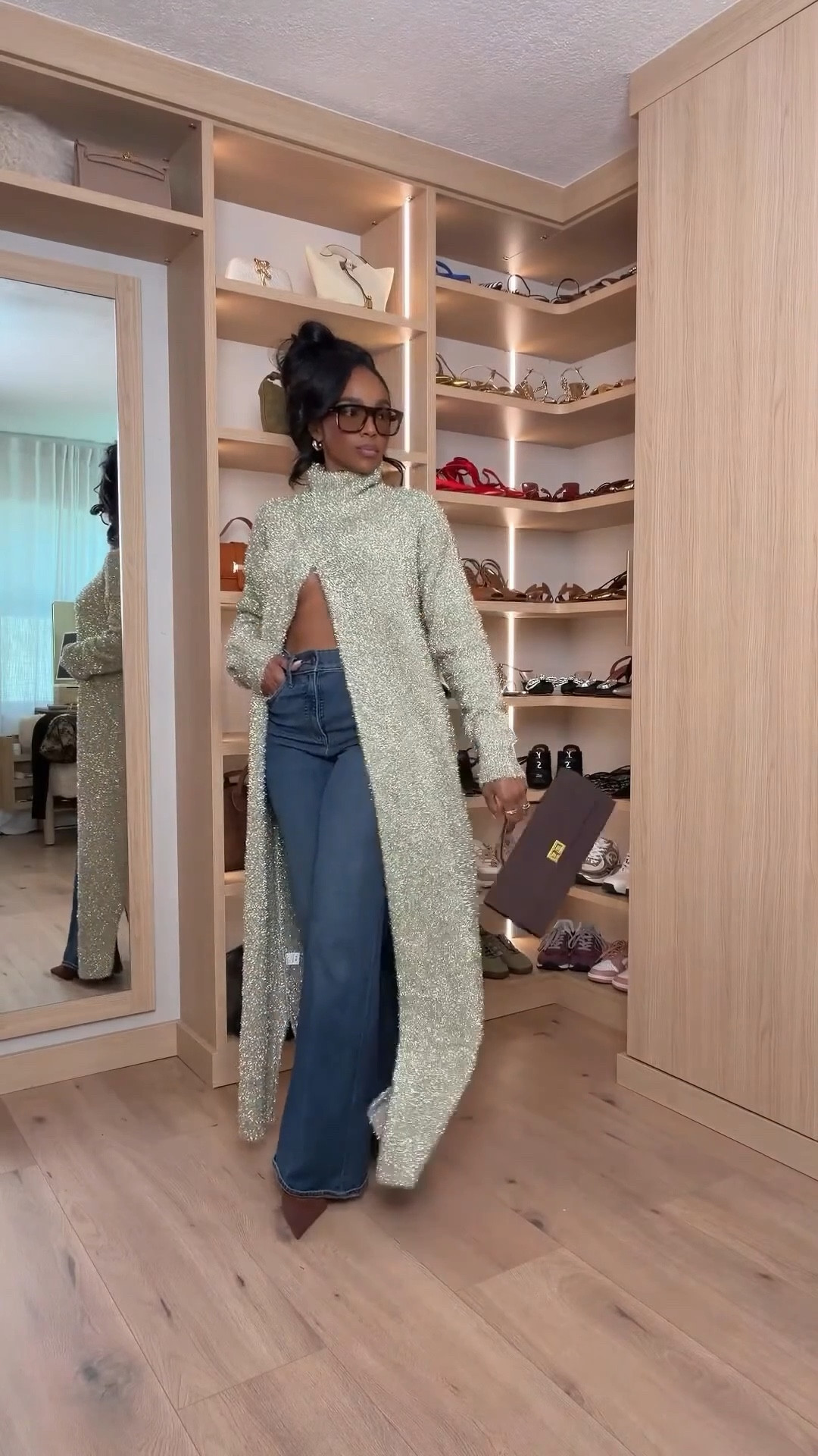 ✨ Cozy Layers, Elevated Denim — A statement longline cardigan layered over a sleek crop top and classic blue jeans creates that effortless, cool-girl balance of cozy and polished. The texture adds interest while the clean denim keeps it timeless and wearable.

Perfect for casual days, brunch plans, coffee runs, travel days, and relaxed evenings out.

Tap to get details and shop every piece linked.

📏 Sizing:
Cardigan: Small  
Top: Small  
Jeans: 27 Long  
Shoes: True to size  
Measurements: 5'4" · 138 lbs · 34D · 27” waist · 40” hips

Layered cardigan outfit, elevated casual denim look, long cardigan styling, everyday chic outfit, cozy neutral layers, modern casual fashion.

Follow me on Instagram and YouTube @kirasfashionfinds

#LTKootd