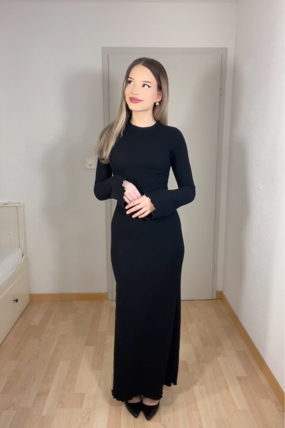 An elegant all-black maxi dress featuring a sleek and form-fitting silhouette with long sleeves for a timeless and modest look. Styled with classic black pointed-toe heels, this outfit exudes sophistication and minimalistic charm, perfect for formal events, evening occasions.

#ElegantStyle #MaxiDress #ModestFashion #ChicLook #AllBlackOutfit #TimelessElegance #FormalWear #MinimalStyle #SophisticatedFashion #EveningOutfit #ClassyLook #ModestChic #LongSleeveDress #SimpleAndElegant