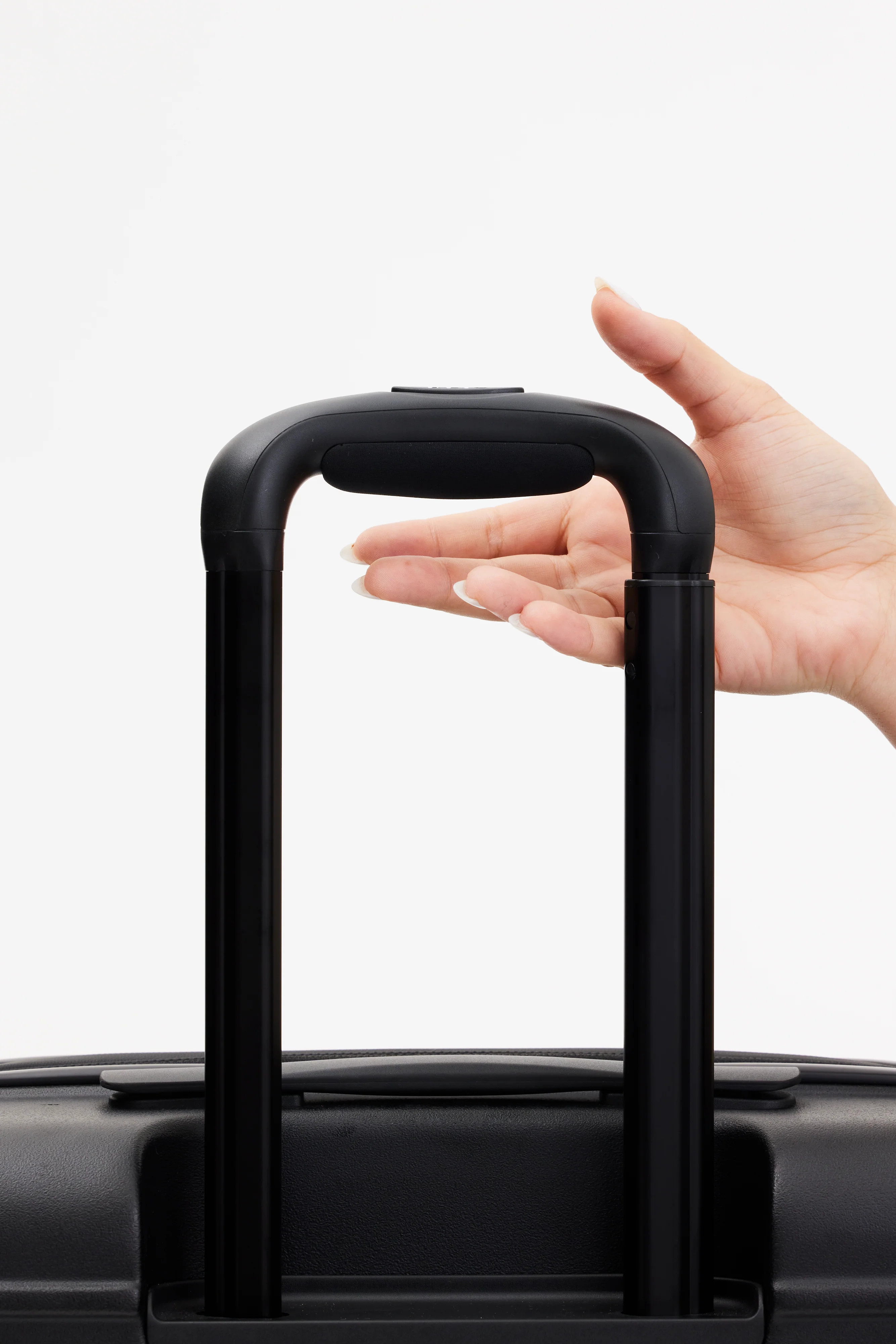BÉIS 'The Carry-On Roller' in All Black - All Black Carry On Rolling Luggage | BÉIS Travel