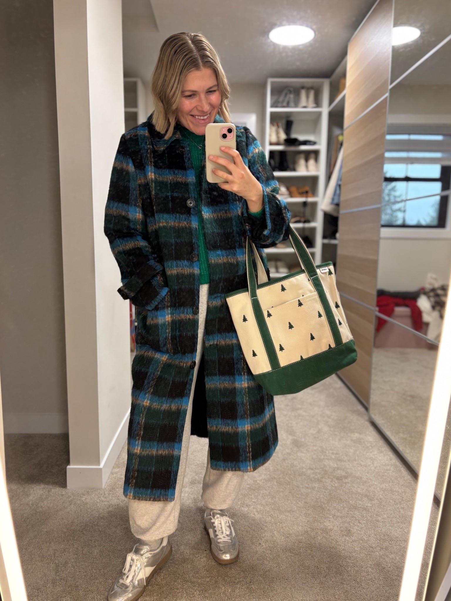 The best winter combo…..sweater, sweatpants + a nice jacket 🙌🏻

#LTKSeasonal #LTKSaleAlert #LTKHoliday