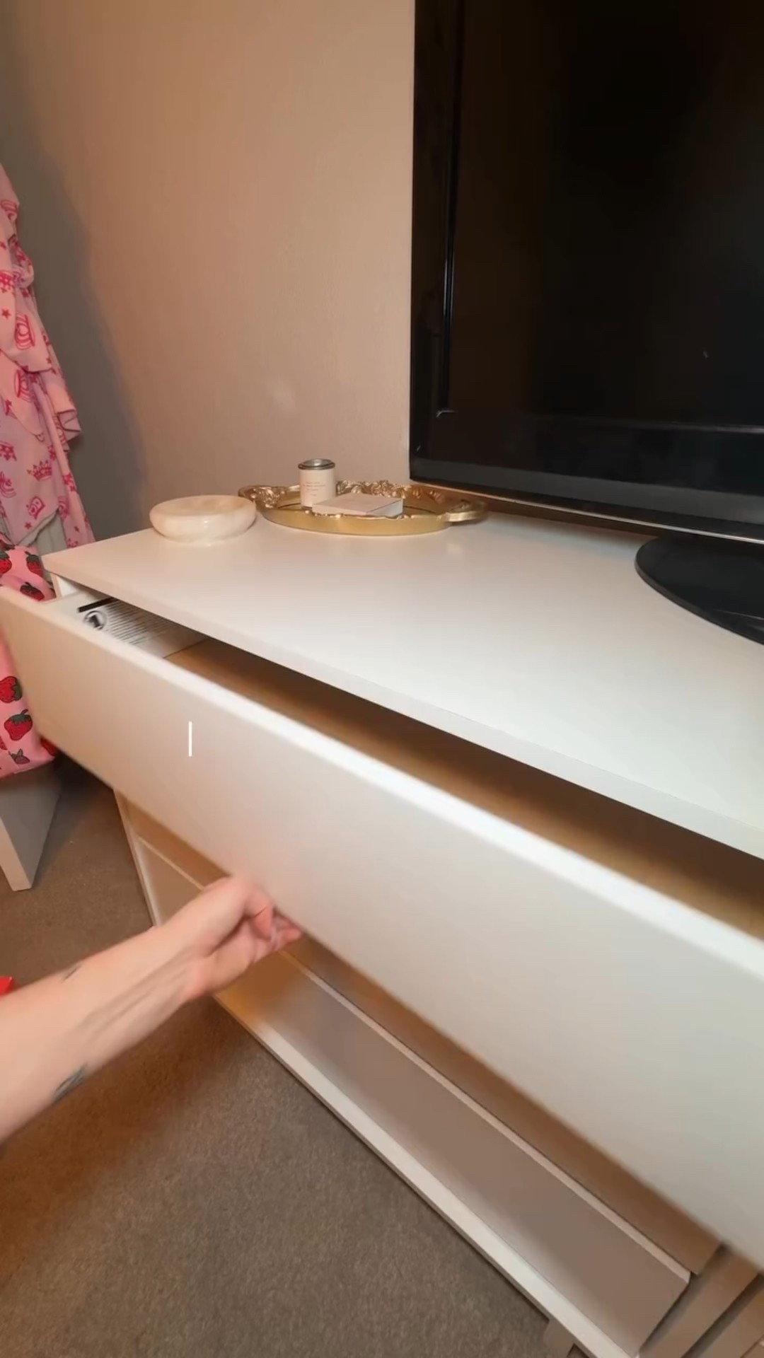 i’m having so much fun organizing my beauty room!! not everything fit in this drawer, should I do another one?? 

#beautyroom #organize #organizewithme #beautydrawer