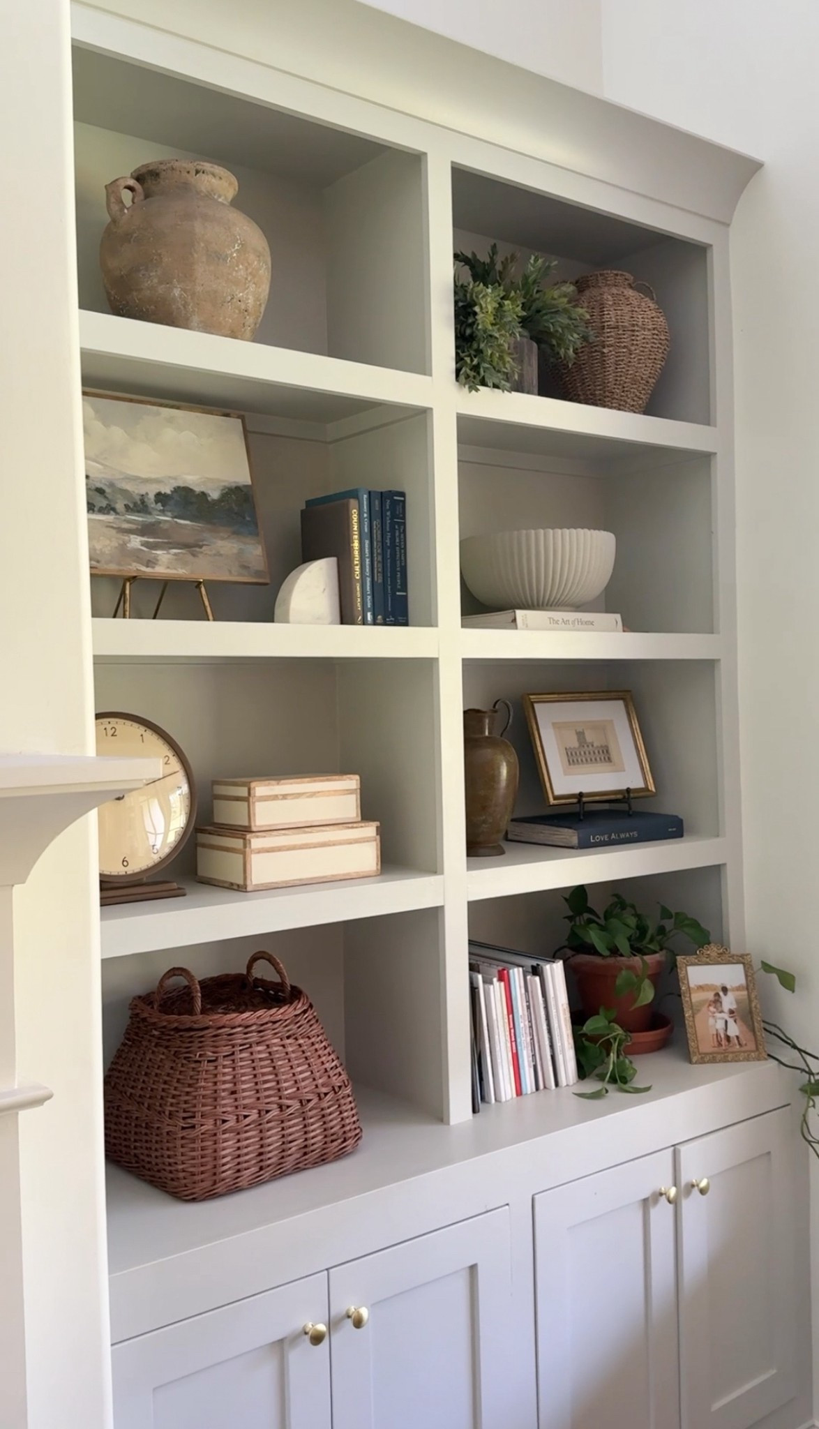 Some recent bookshelf styling 📚✨
I added this new lidded basket from the Threshold with Studio McGee line—perfect for storing little things out of sight while still looking pretty on the shelf.

Love mixing in texture like this to warm things up a bit!

#bookshelfstyling #shelfie #thresholdxstudiomcgee #homedecor #targetstyle #organizedhome #moderntraditional #neutralhome