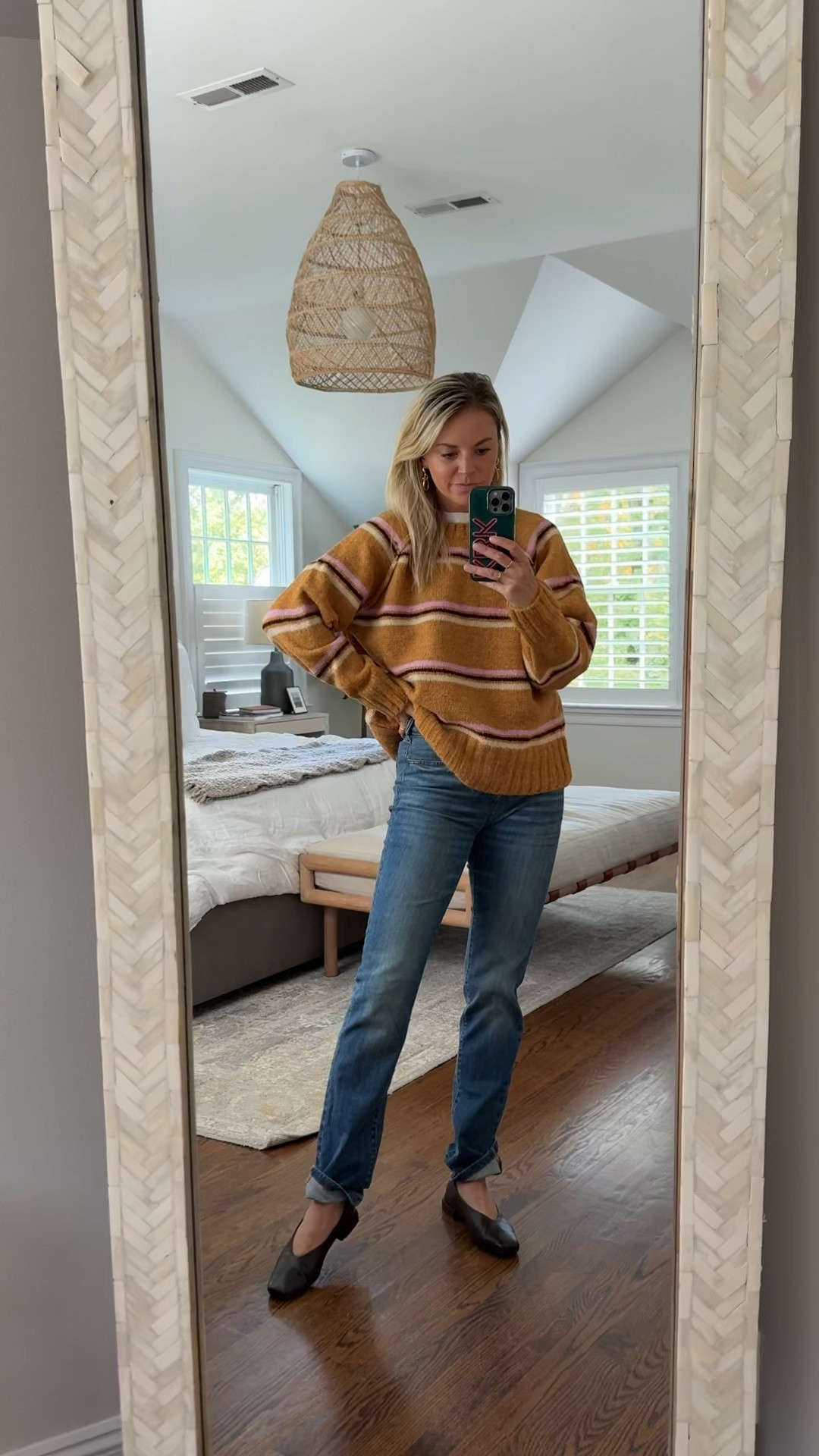 Have this sweater in a few colors, but loved this color combo for fall 🍂
•medium sweater, sized up 1 
•small white tee,tts 
•26R jeans, tts, I’m 5’5 (great option if you’re taller) 
•ballet flats tts