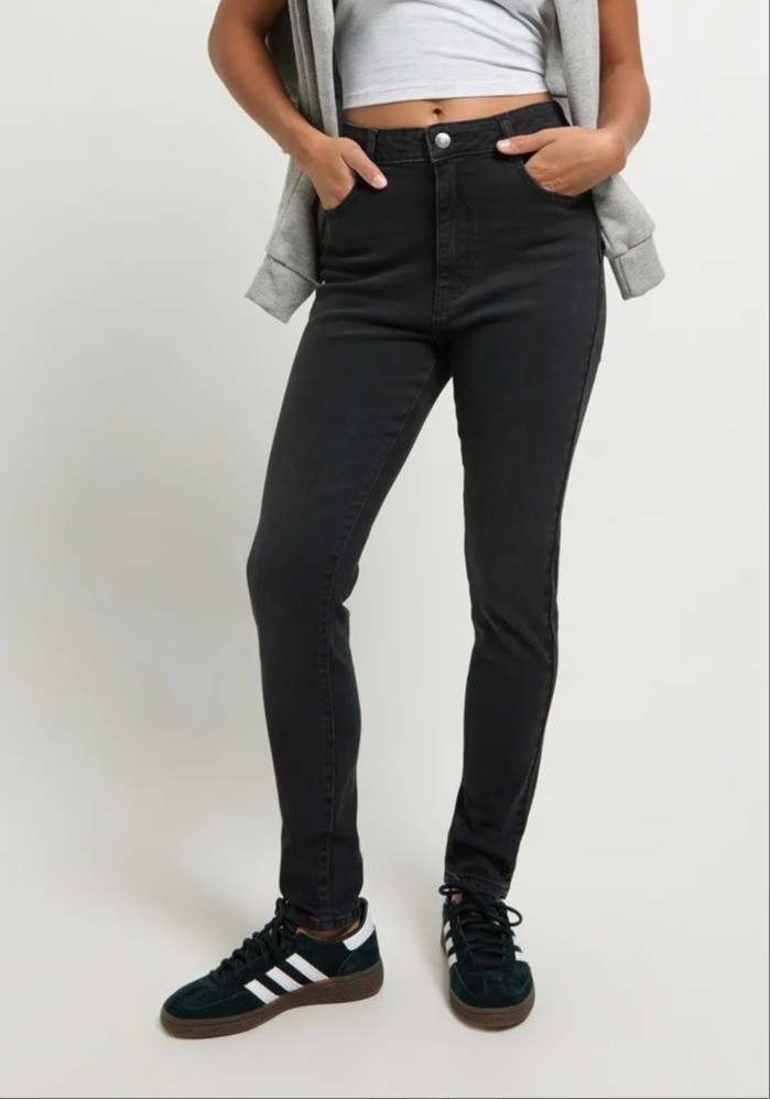 Petite high waist skinny black jeans.Petite-friendly jeans for short women under 5'4/164cm. Petite fashion.

#LTKPetite #LTKMidsize