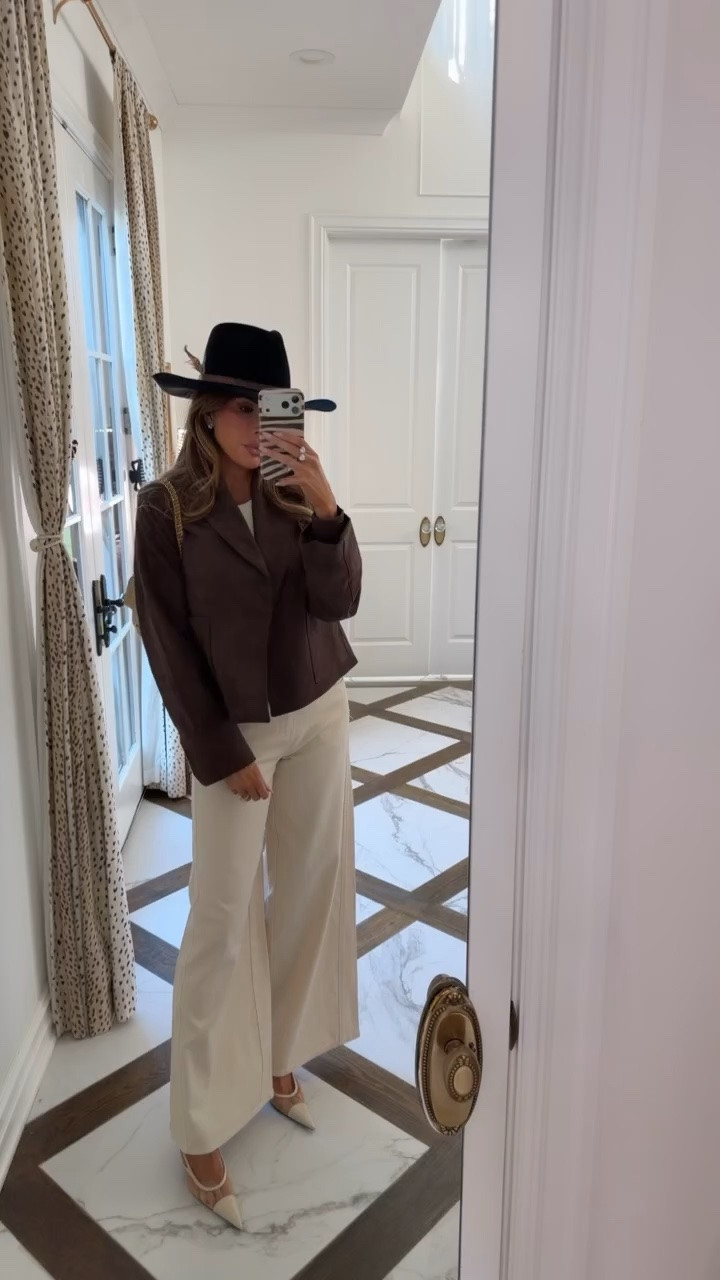 This cropped faux suede jacket is too cute!! Would make the perfect Aspen vacation outfit! I’m wearing an XS and US 2 in jeans! 

Splendid fashion, Fall outfits women, Fall vacation outfits, Fall fashion hauls, Fall jackets, Aspen outfits, Suede jackets, Wide leg jeans, Gemme Beauty, Emily Gemma