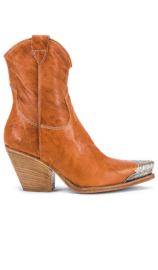 Brayden Western Boot in Tan | Revolve Clothing (Global)