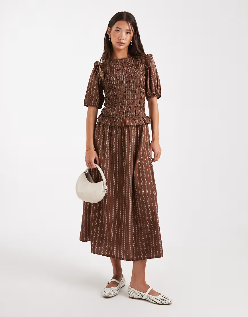 Vestido semilargo marrón a rayas con mangas abullonadas y cuerpo fruncido de Wednesday's Girl-Brown | ASOS (Global)
