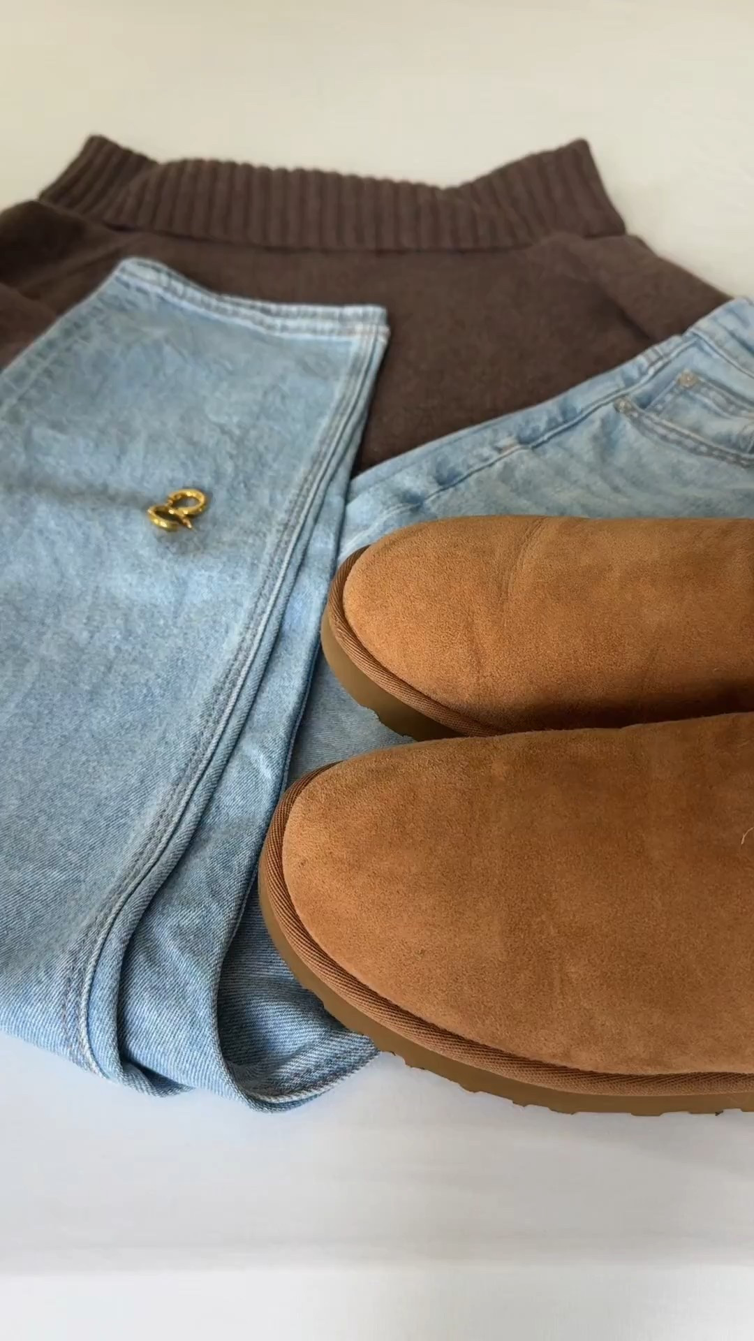 Saturdays are for sweaters, soft denim, and cozy Uggs ☕🍁 keeping it simple, warm, and a little bit cute 🤎 

#FallVibes #CozySeason #OOTD #UggStyle #NeutralOutfit #Boots

#LTKSaleAlert #LTKShoeCrush #LTKSeasonal