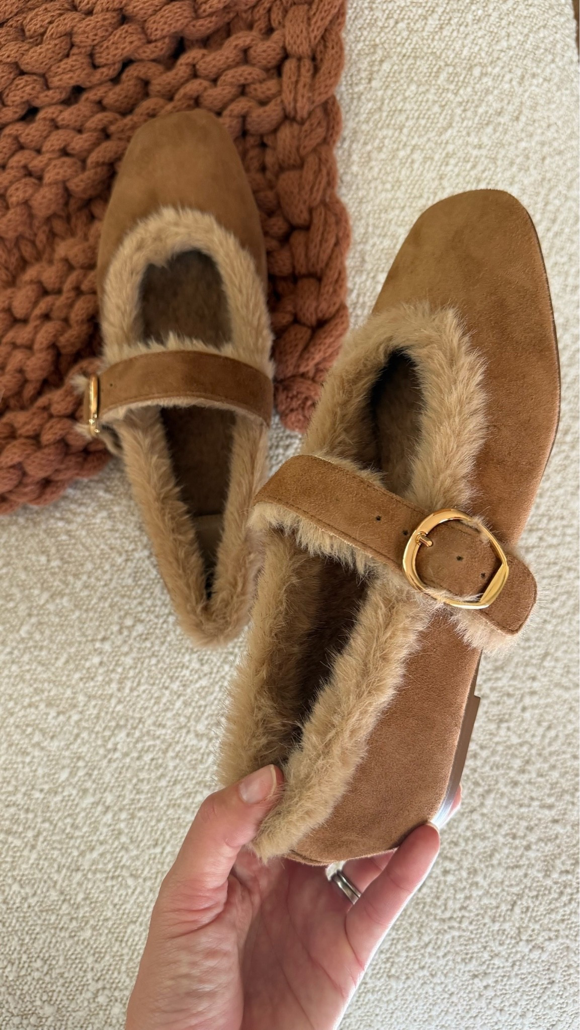 How cute are these fur lined ballet flats!? I will be wearing these even after it gets cold outside!! ￼