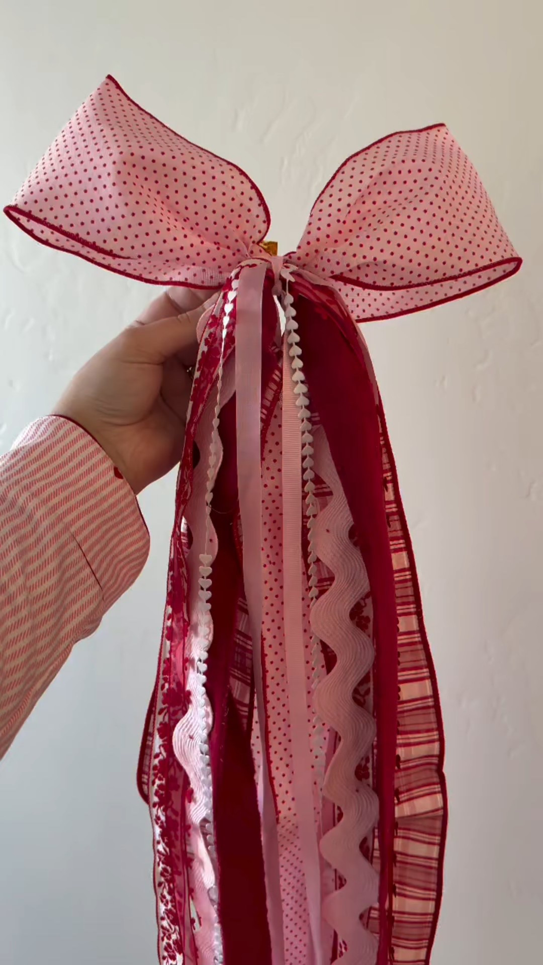 Knot and Spool makes seasonal decorating easy and beautiful! 💌❤️💕 Use Code: HANNAHKS10 for 10% off any @knotandspool purchase! Treat yourself pretty🎀 
.
.
.
.
#knotandspool #style #decoratewithme #homedecor #valentinesday